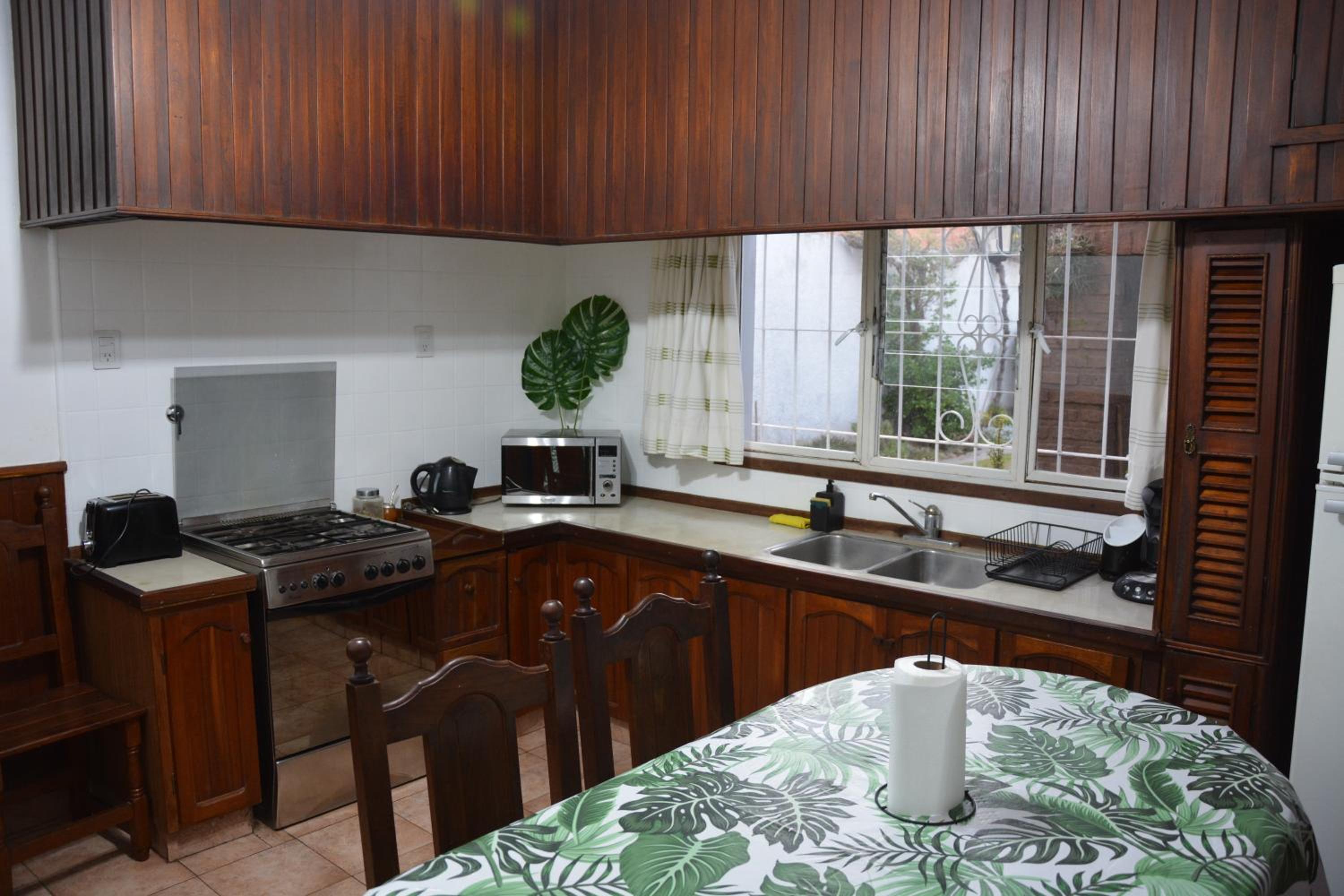 Casa c/amplio jardín, garage y parrilla.