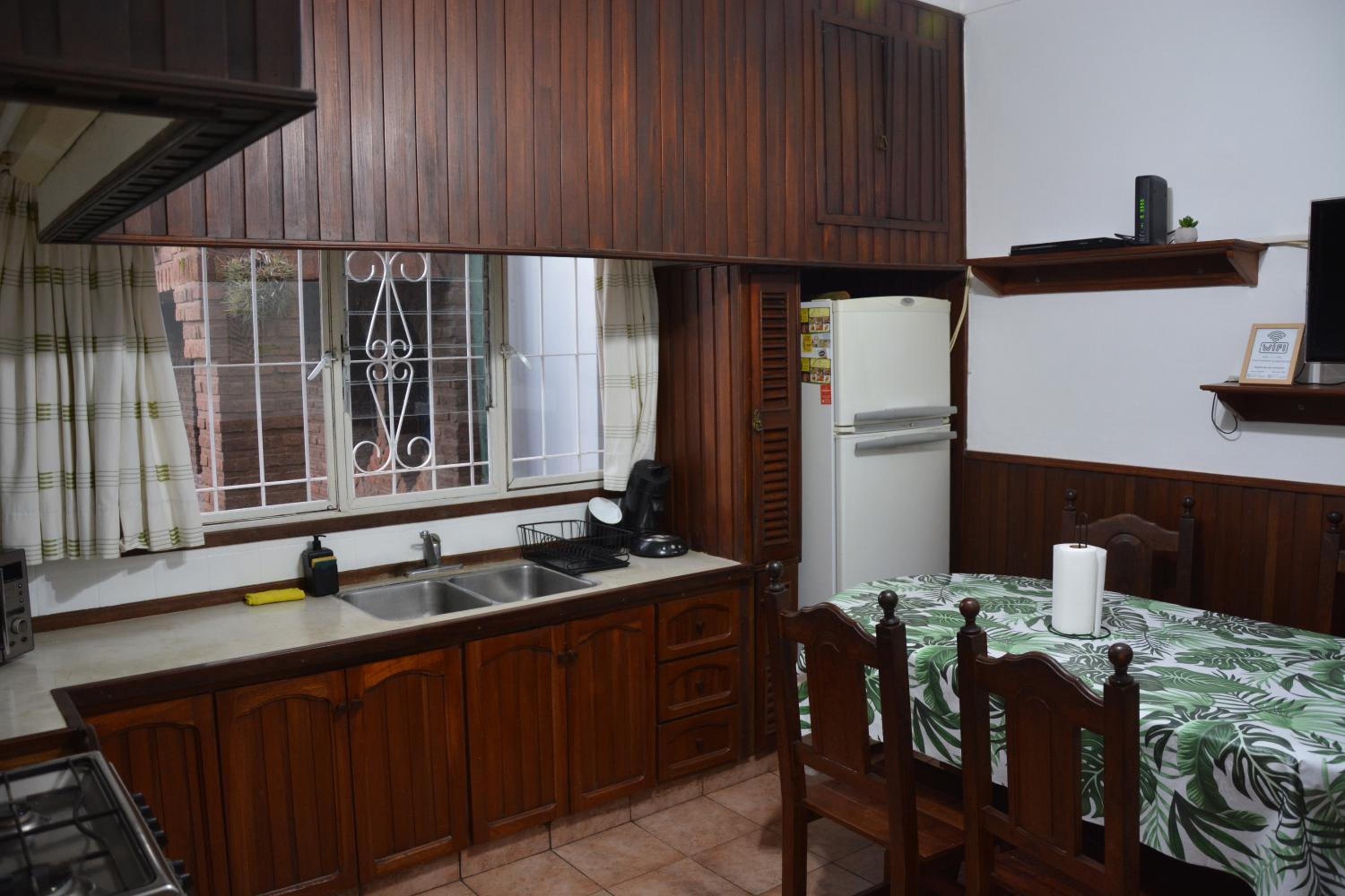 Casa c/amplio jardín, garage y parrilla.