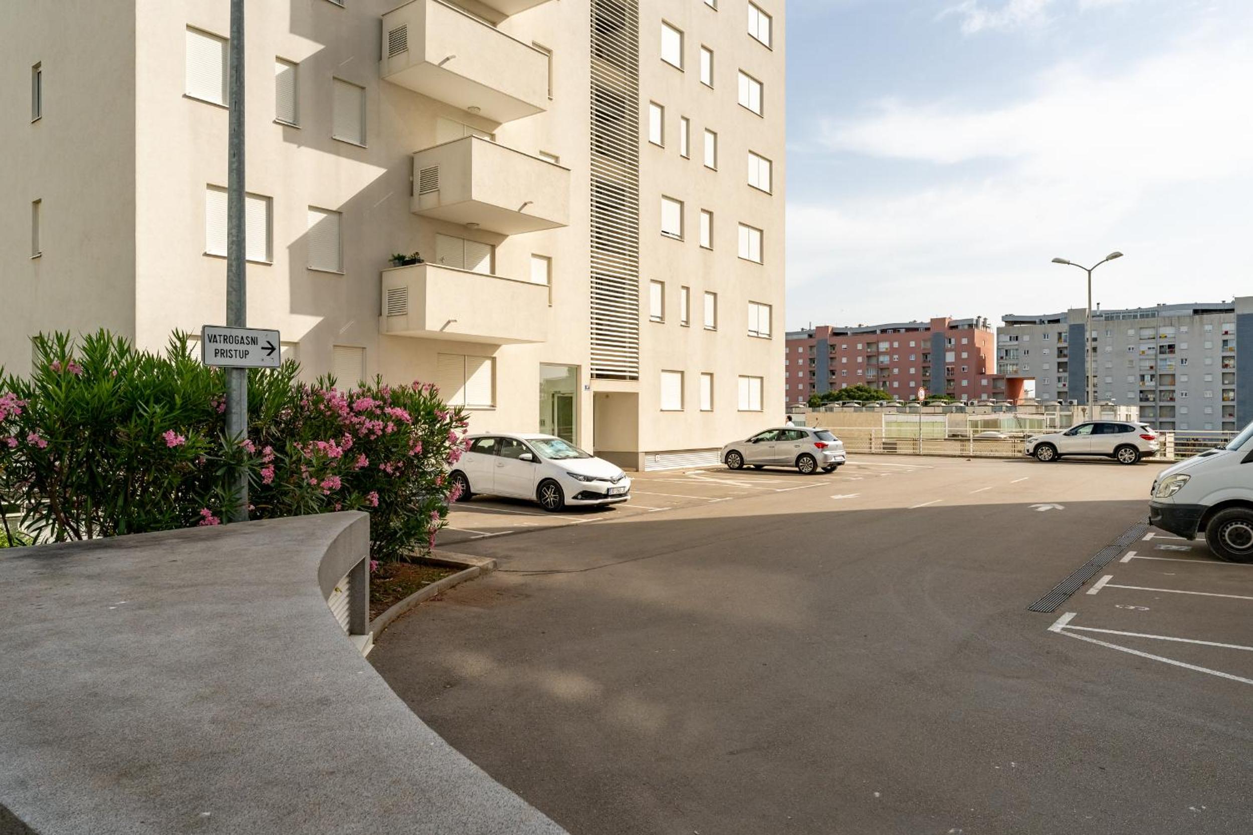 City Lux Apartment 1- with garage and balcony view 4