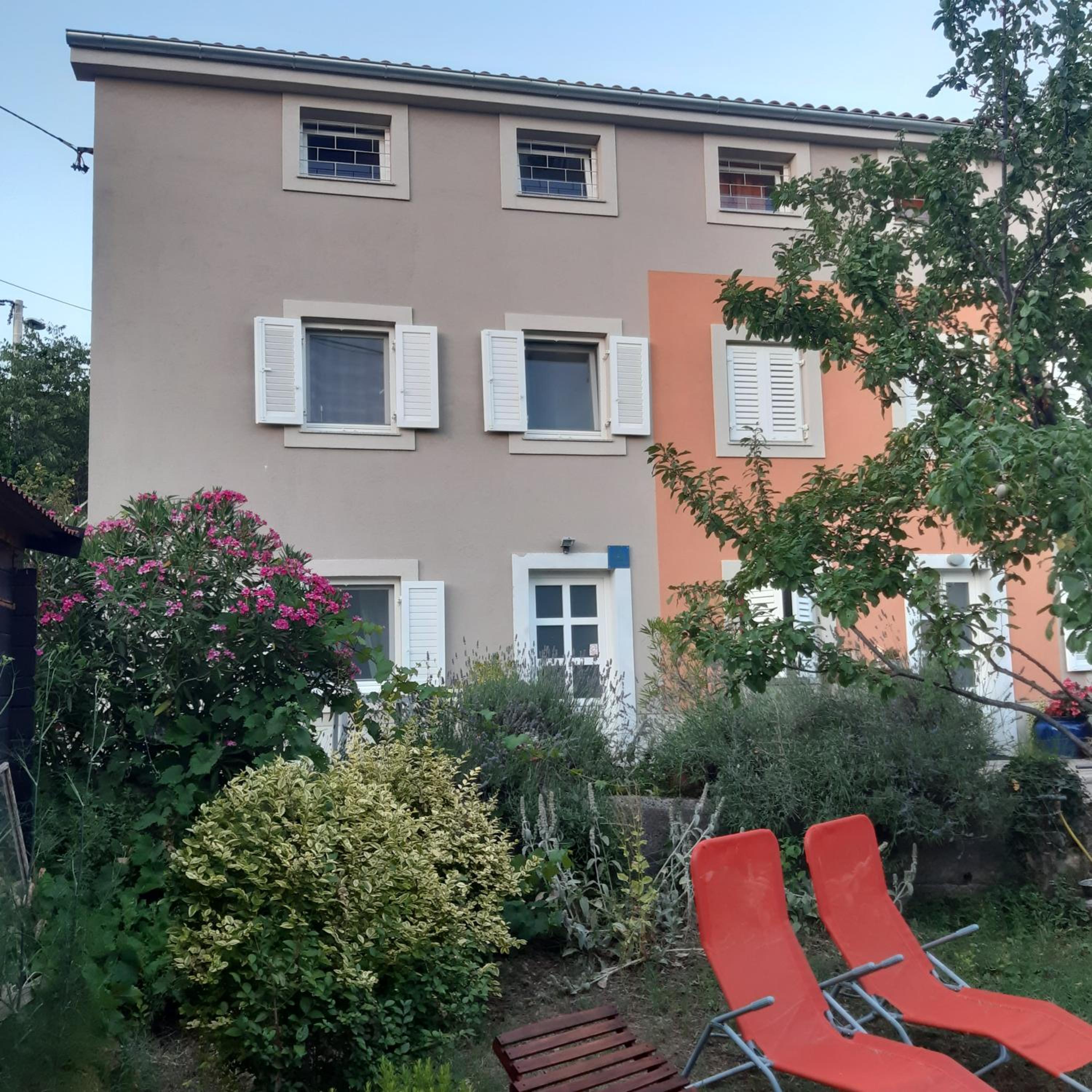 Orange Cube Apartment - Self check in - Free parking