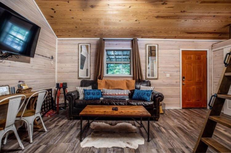 Hotel Beavers Box Tiny Cabin Pond Fishing Hot Tub - Image 1