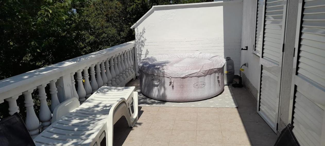 Apartment Rupena en Klimno — balance & terrace