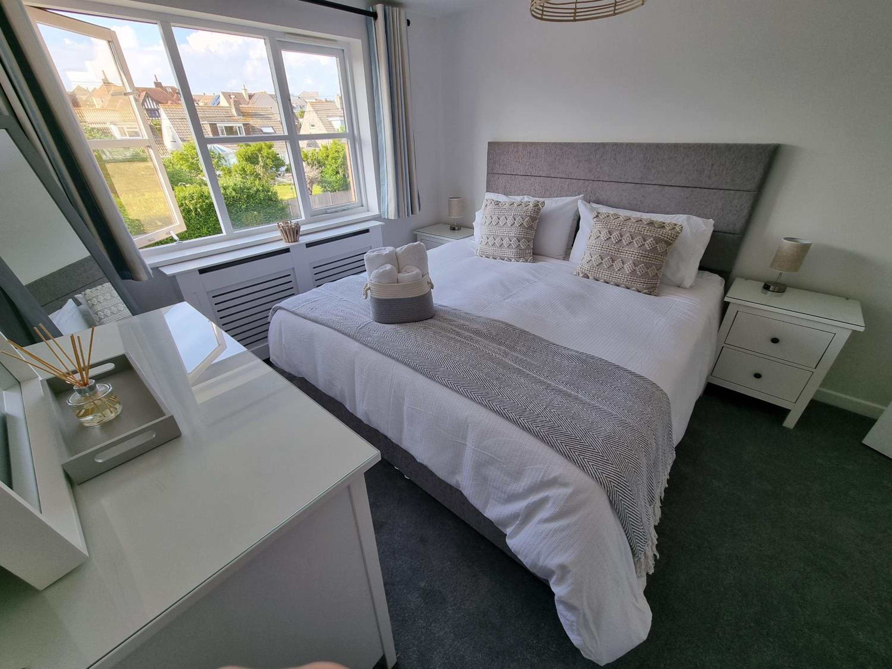 HighTide & Sunnyside apartments Two bedroomed apartments with free parking, balconies with sea views view 5