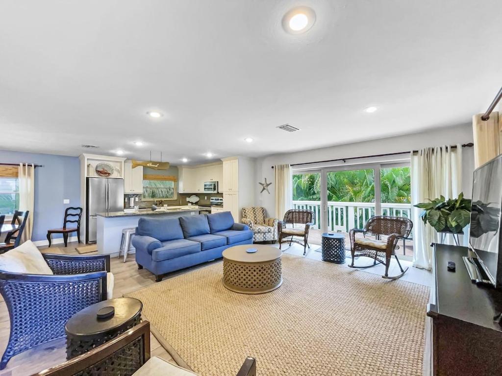 Spacious Updated Condo Just 2 Blocks to Siesta Key Beach — photo 2