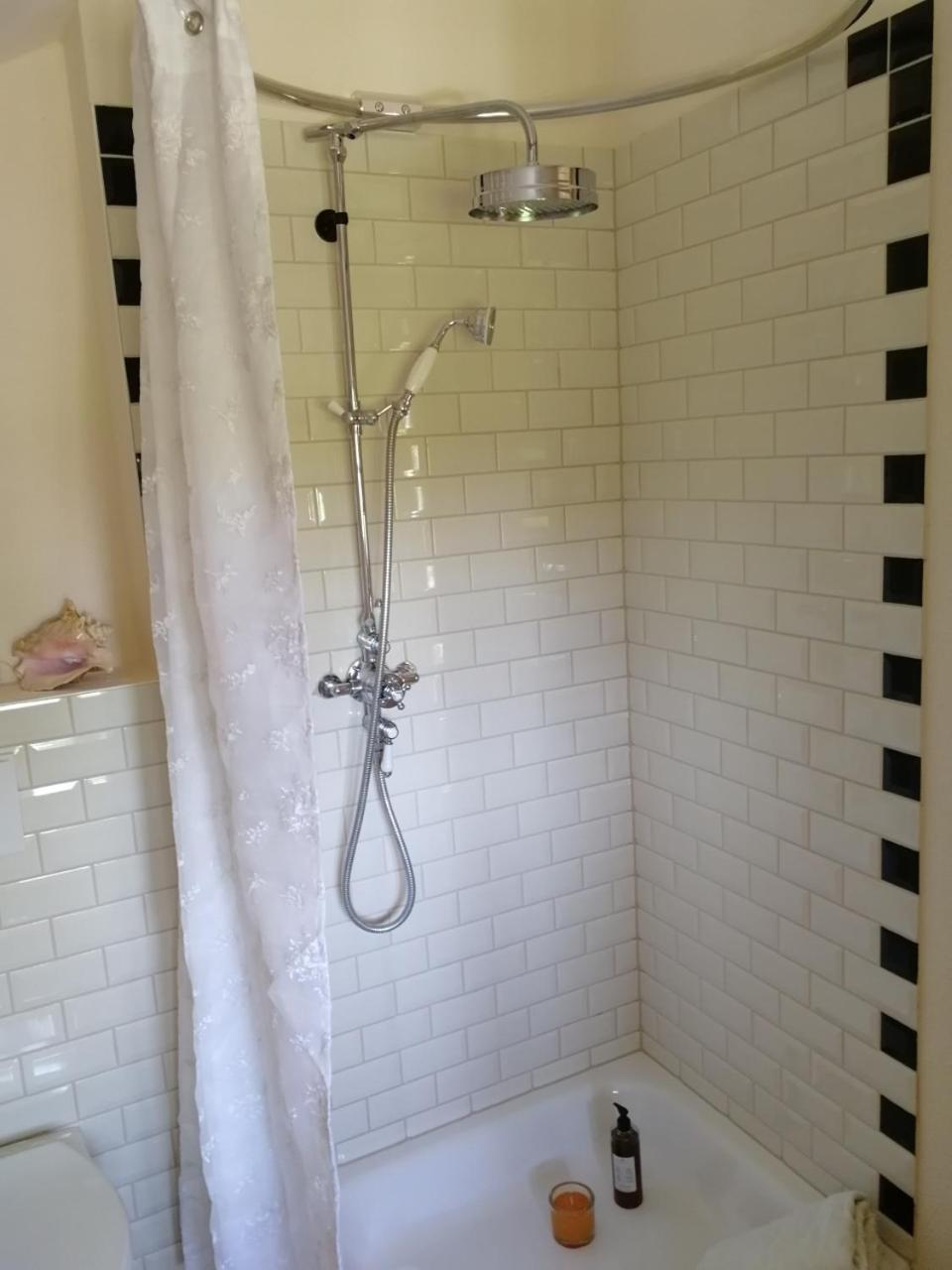 Ruhige Ferienwohnung in seenaher Künstlervilla in Gstadt