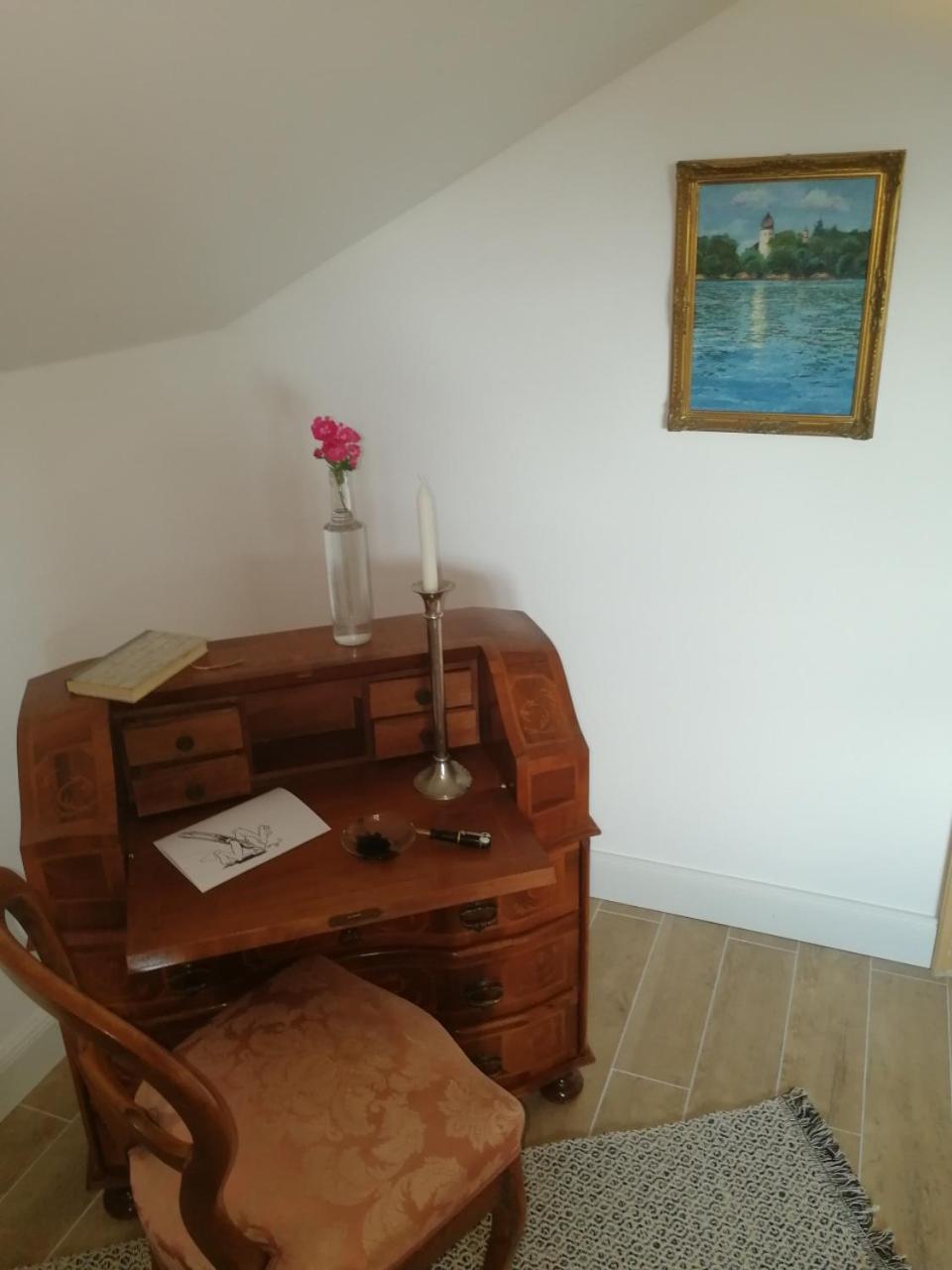 Ruhige Ferienwohnung in seenaher Künstlervilla in Gstadt