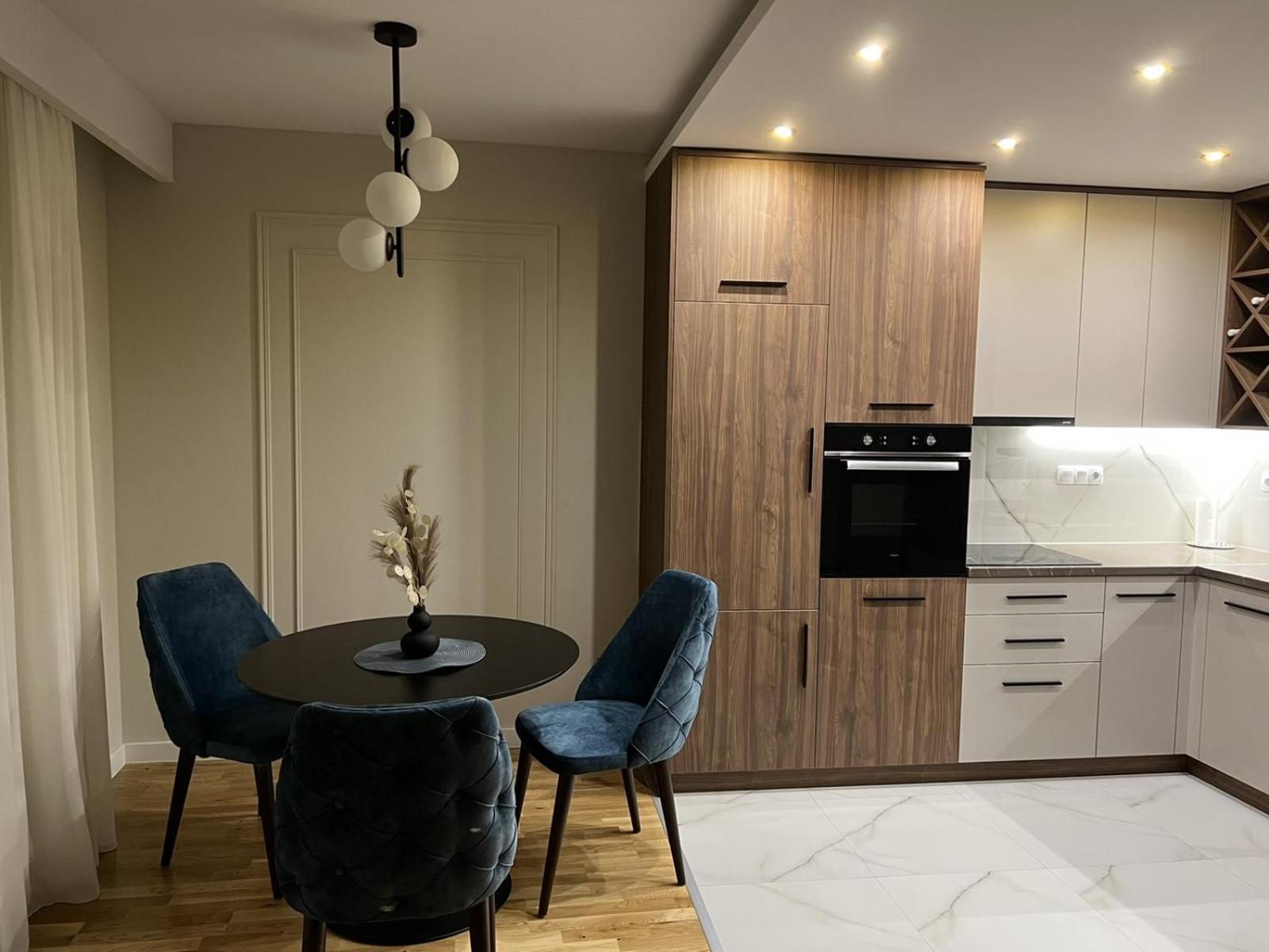 Lilly LuX Big Luxury Apartment with Free Parking and garage view 3
