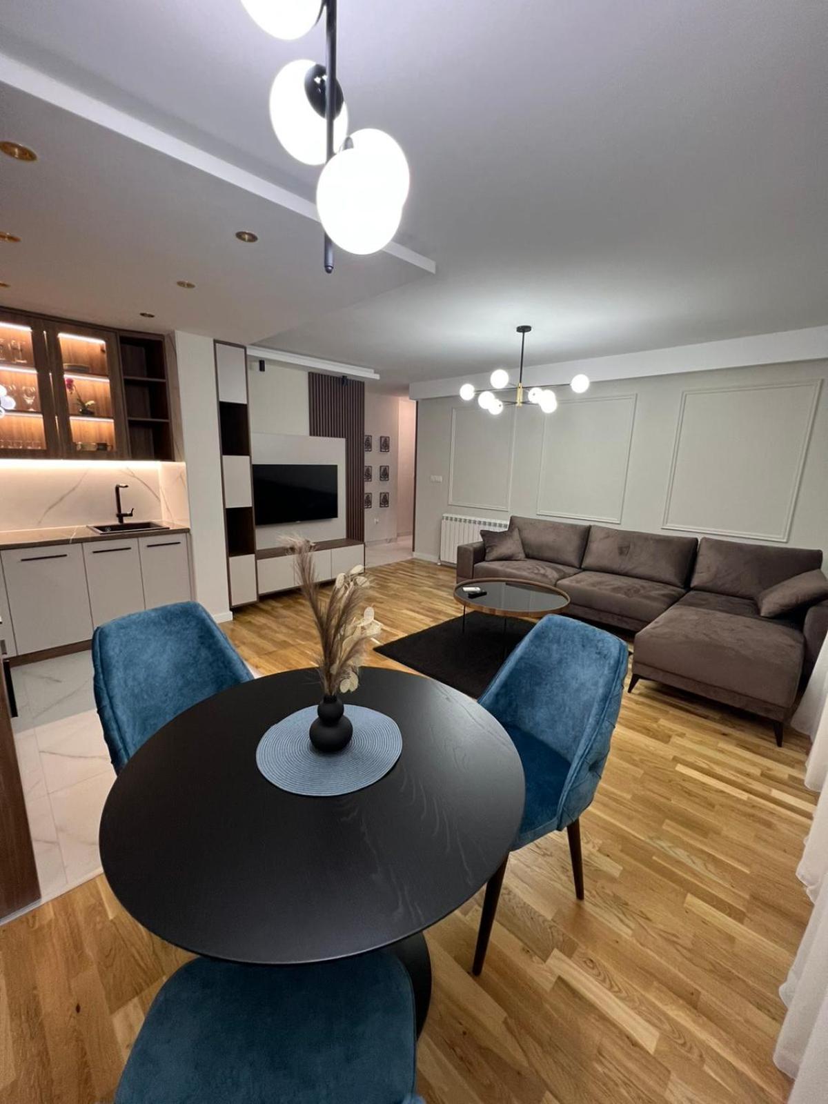 Lilly LuX Big Luxury Apartment with Free Parking and garage view 2