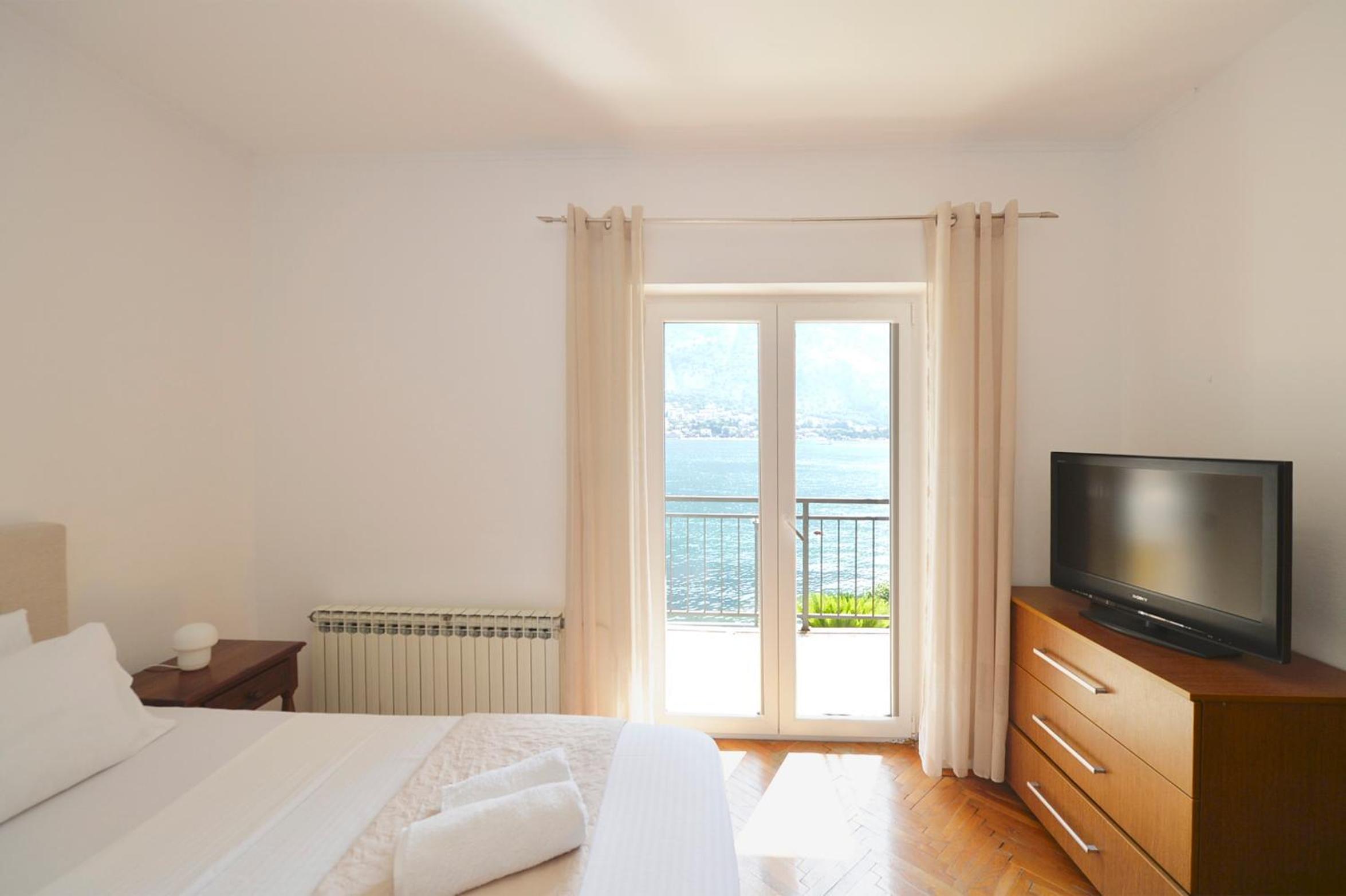 Seafront Apartments House 44 Private Balcony Old Town View