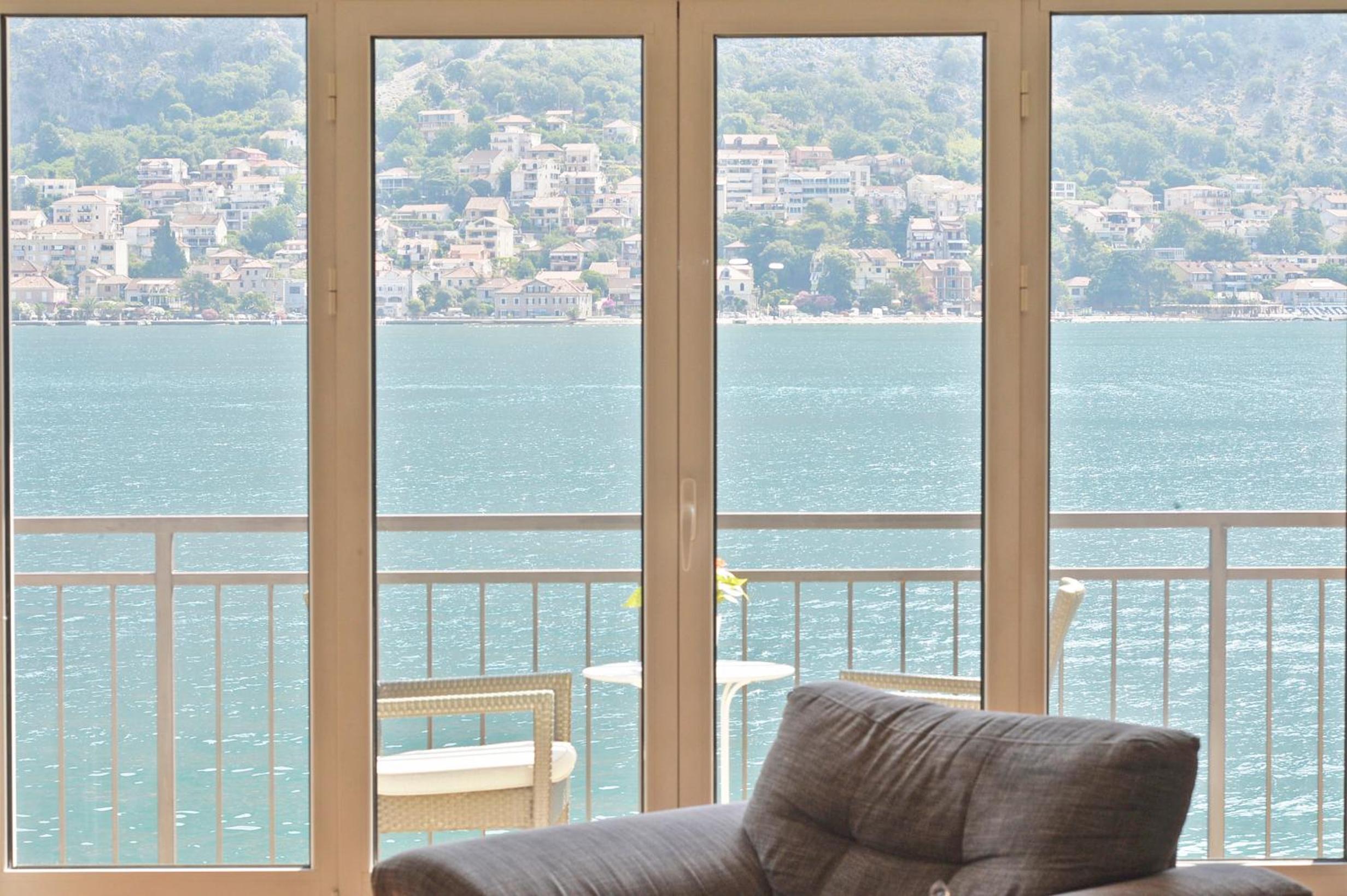 Seafront Apartments House 44 Private Balcony Old Town View