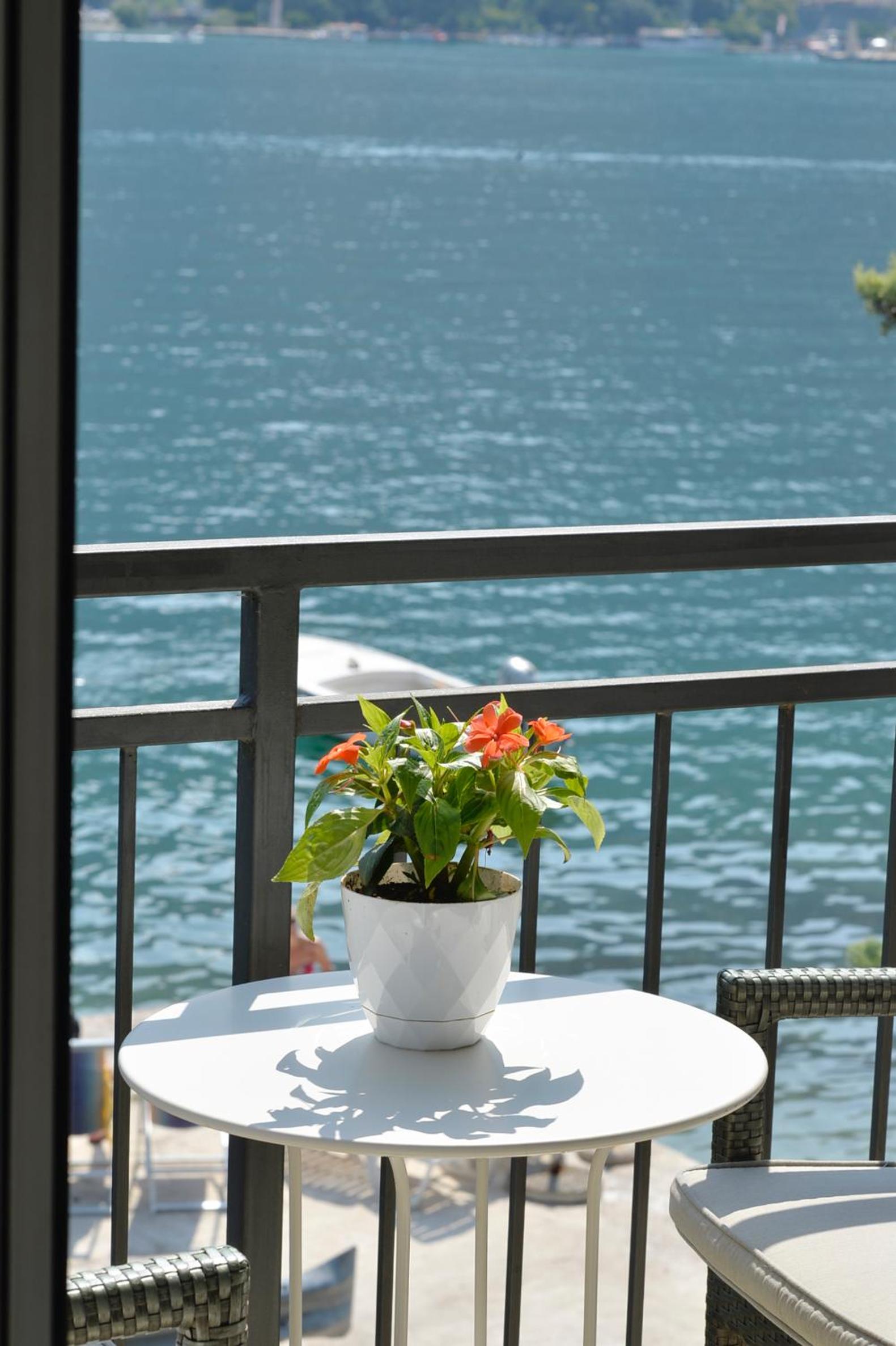 Seafront Apartments House 44 Private Balcony Old Town View