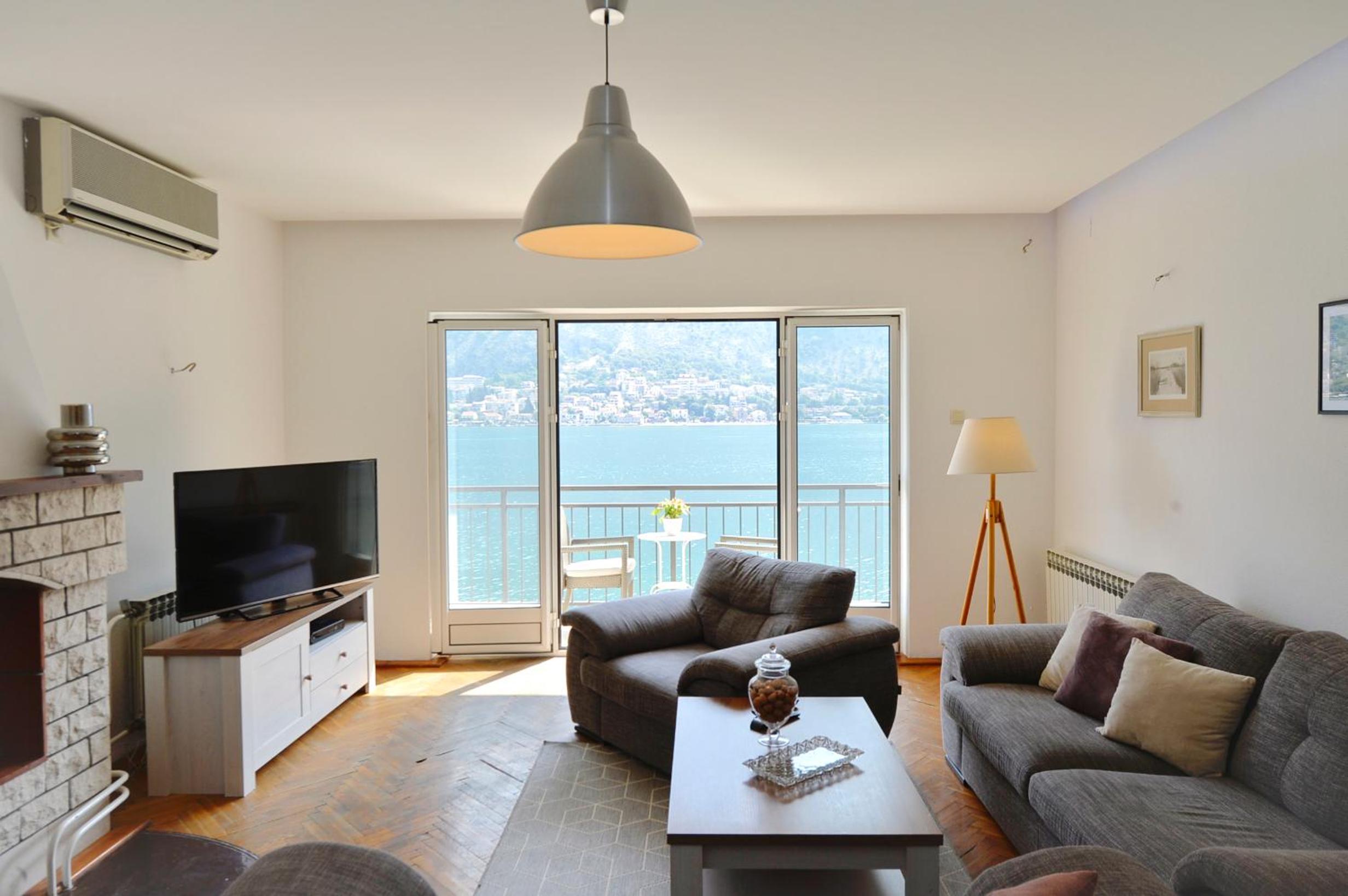 Seafront Apartments House 44 Private Balcony Old Town View