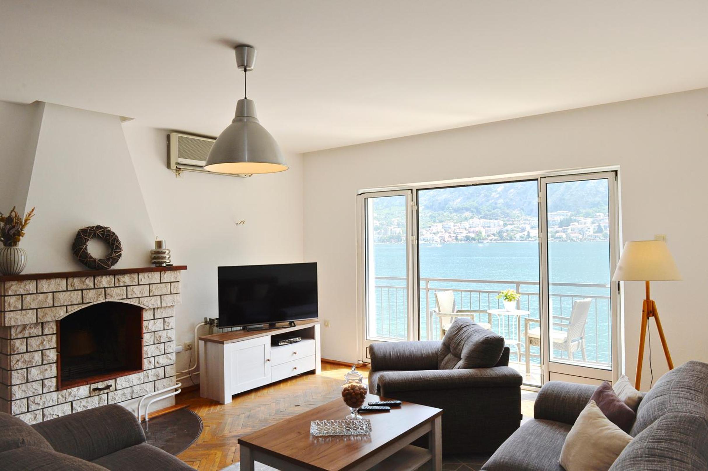 Seafront Apartments House 44 Private Balcony Old Town View