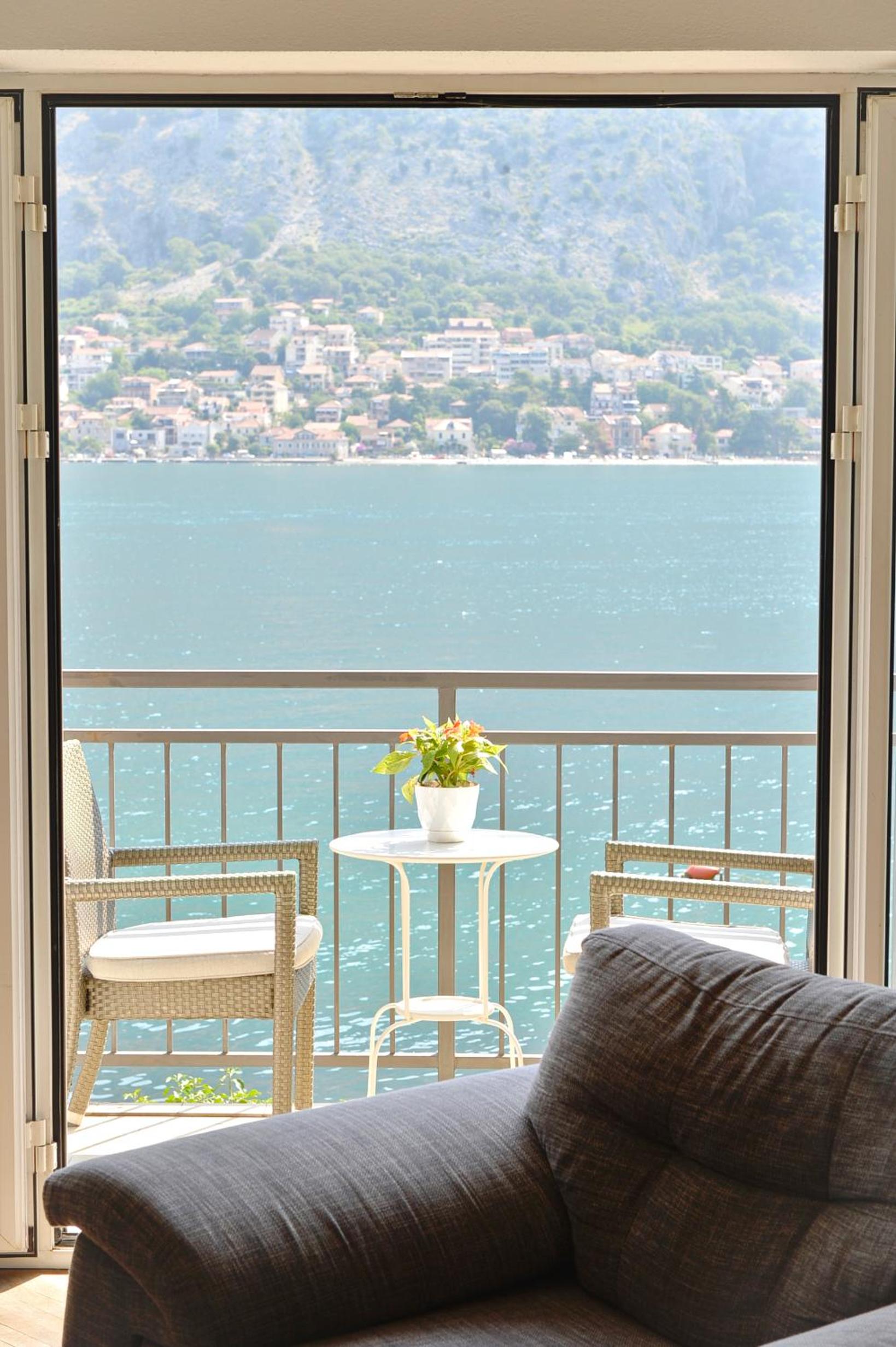 Seafront Apartments House 44 Private Balcony Old Town View