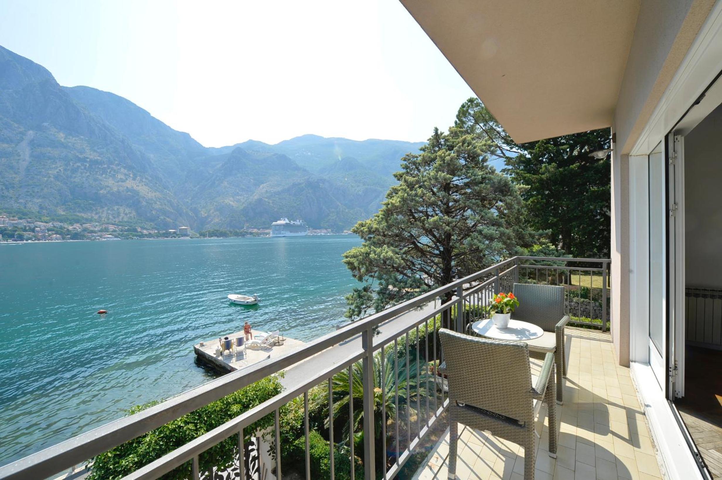 Seafront Apartments House 44 Private Balcony Old Town View