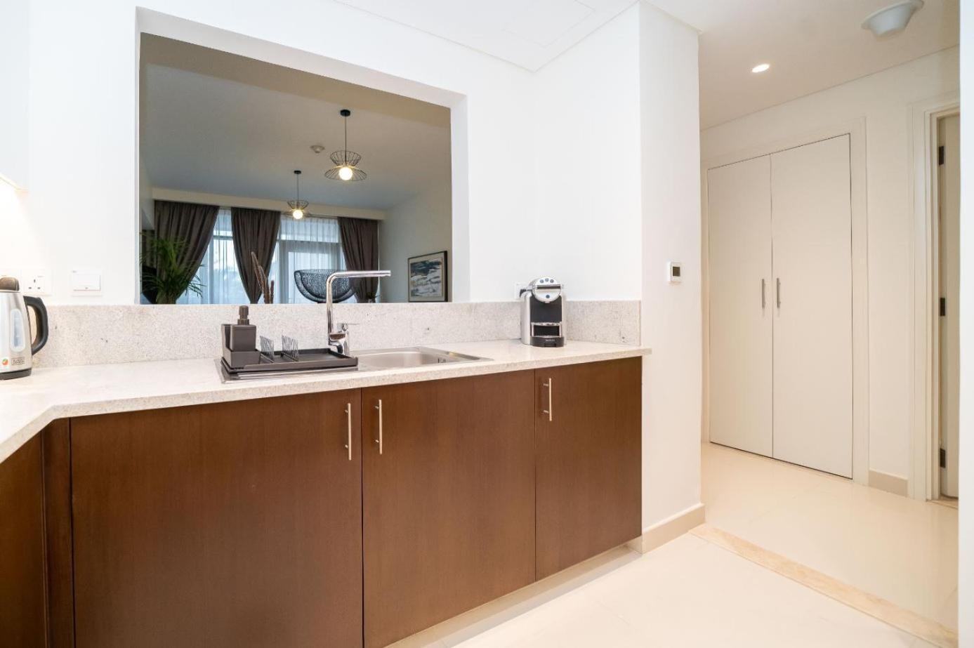 HiGuests - Chic Apt with Balcony and Pool near Burj Khalifa