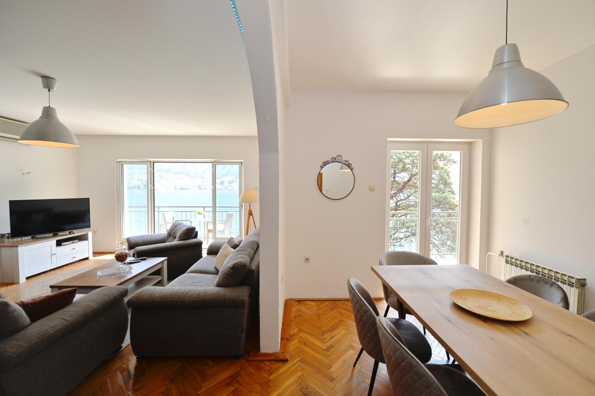 Seafront Apartments House 44 Private Balcony Old Town View