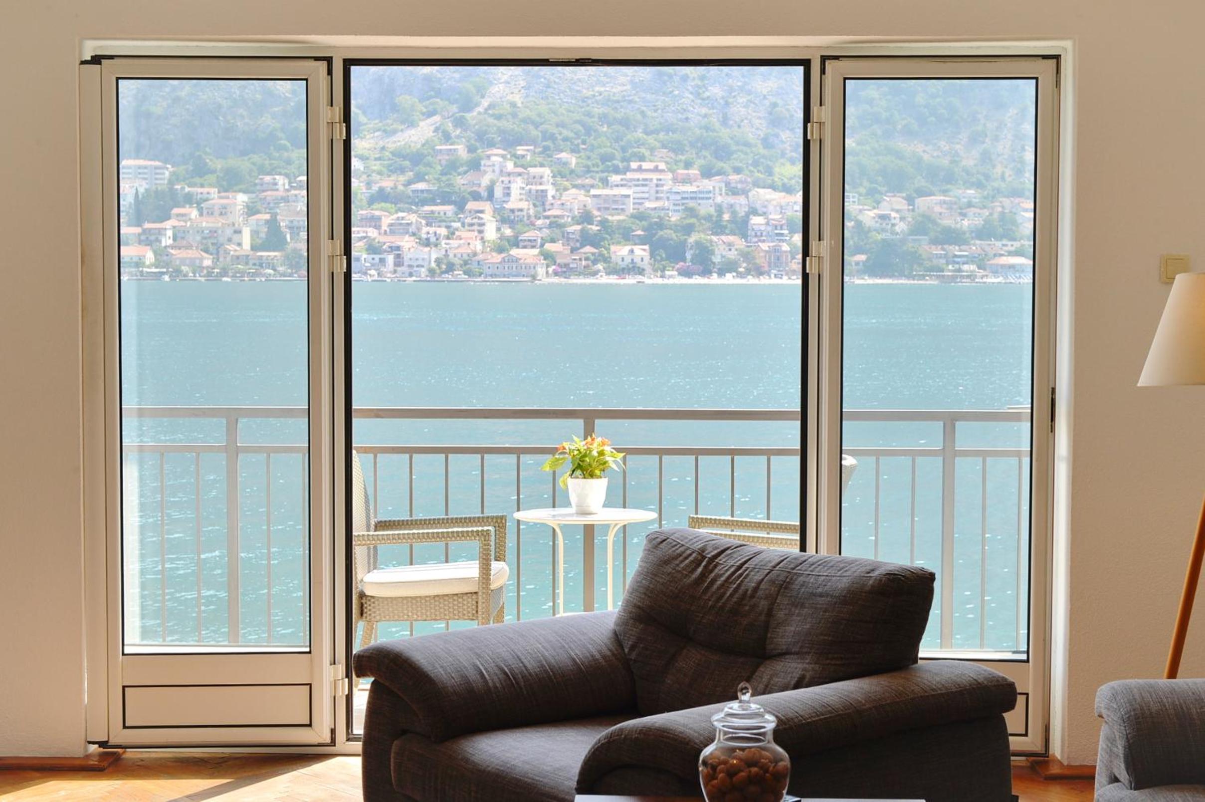 Seafront Apartments House 44 Private Balcony Old Town View