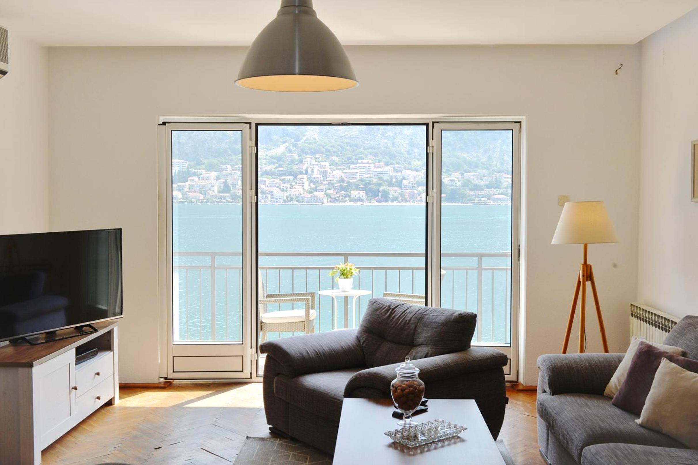 Seafront Apartments House 44 Private Balcony Old Town View