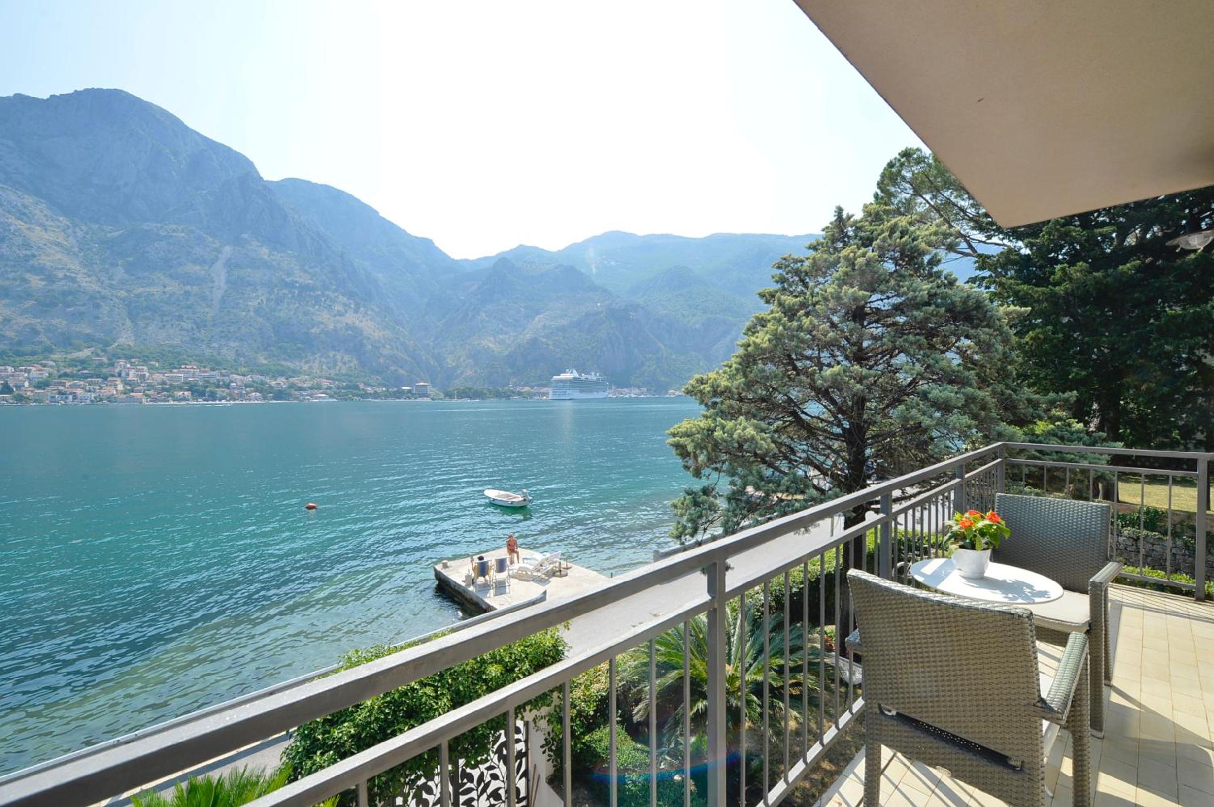 Seafront Apartments House 44 Private Balcony Old Town View
