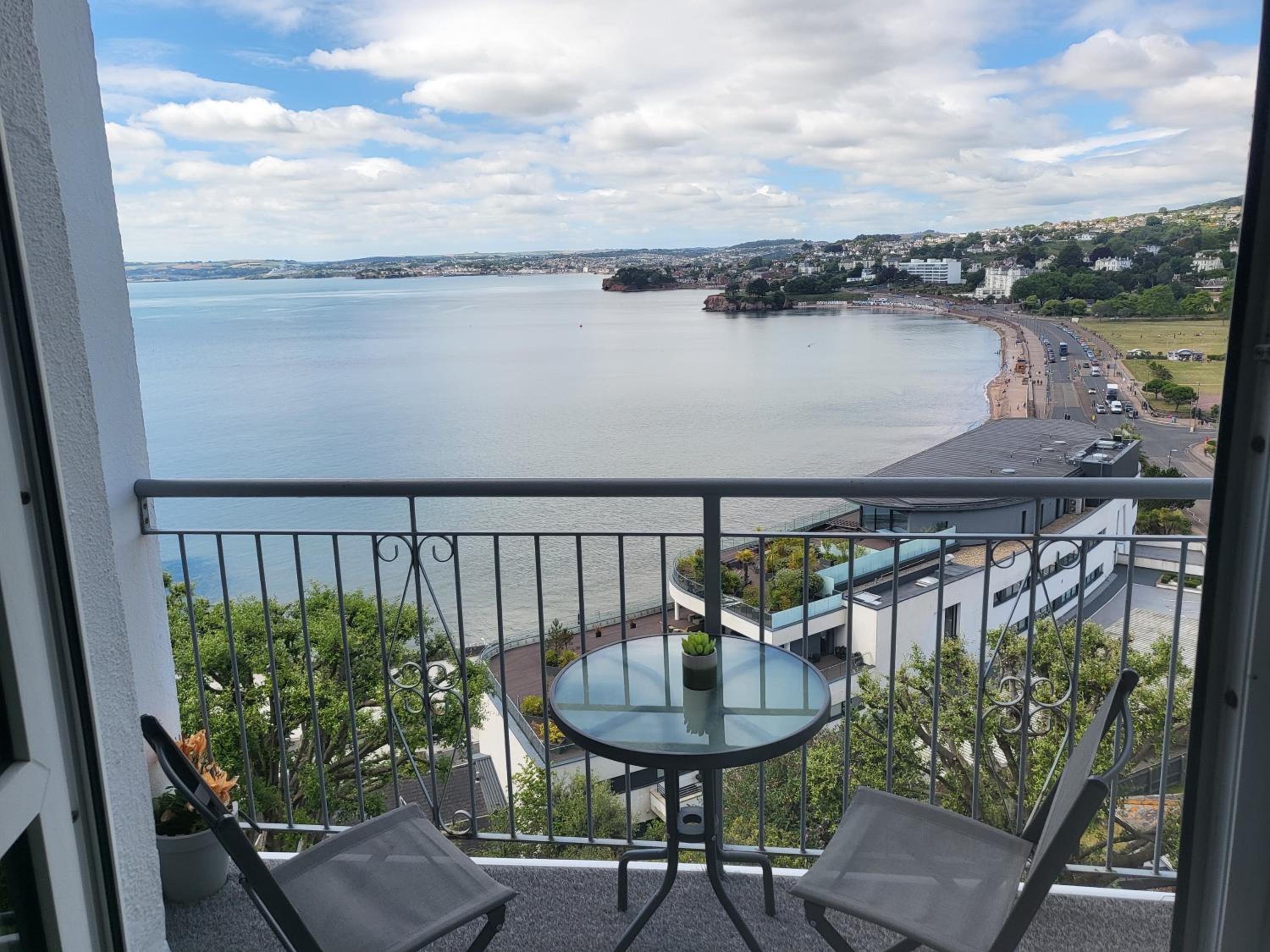 Loveliest Homes Torquay - 3 bed, 2 bathroom, balcony, parking view 2