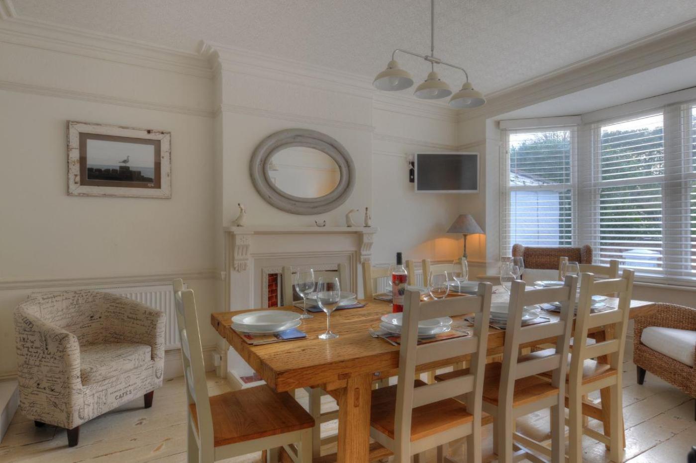 2 Hadleigh Villas view 4