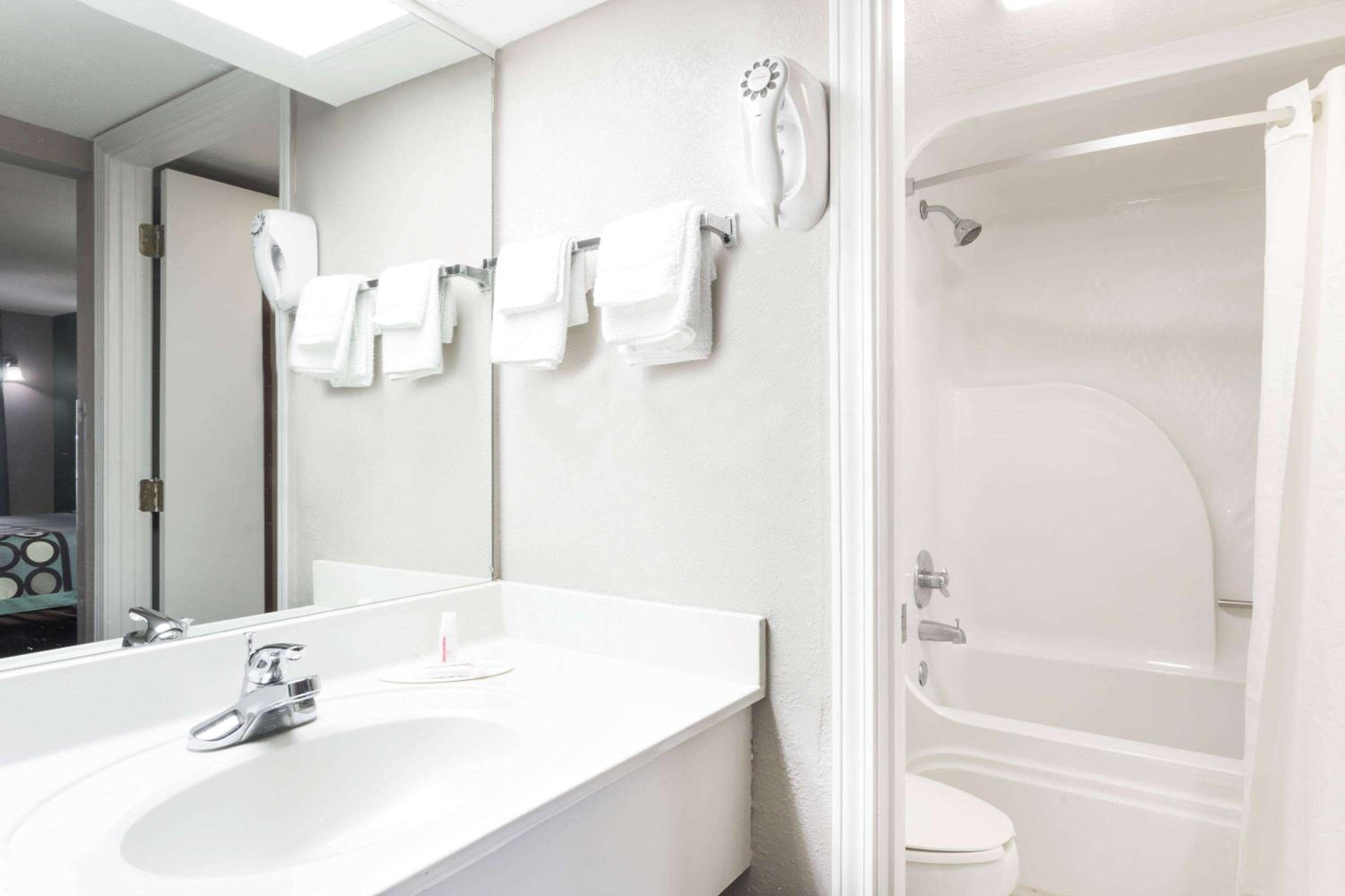 Marianna Vacations - Super 8 by Wyndham Marianna - Property Image 16