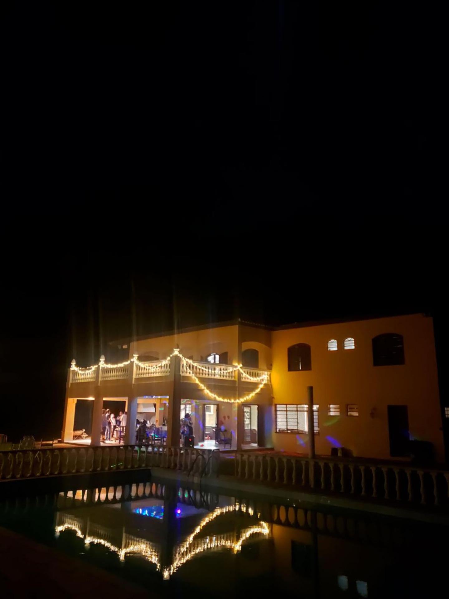 Lindo sitio c lago e lazer completo em Atibaia SP