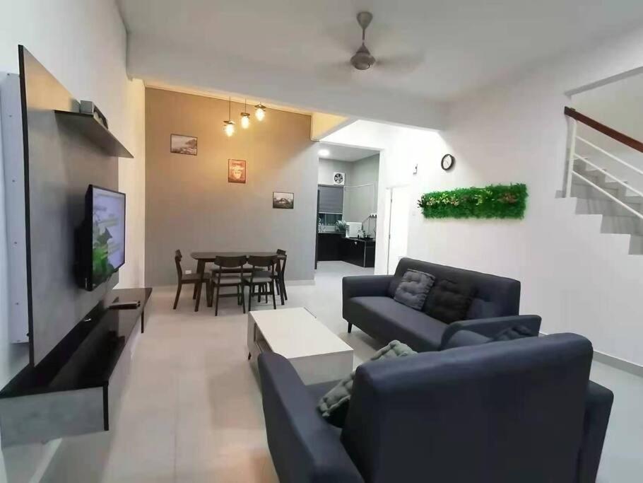 Cameron top31 golden hills night market homestay photo 1