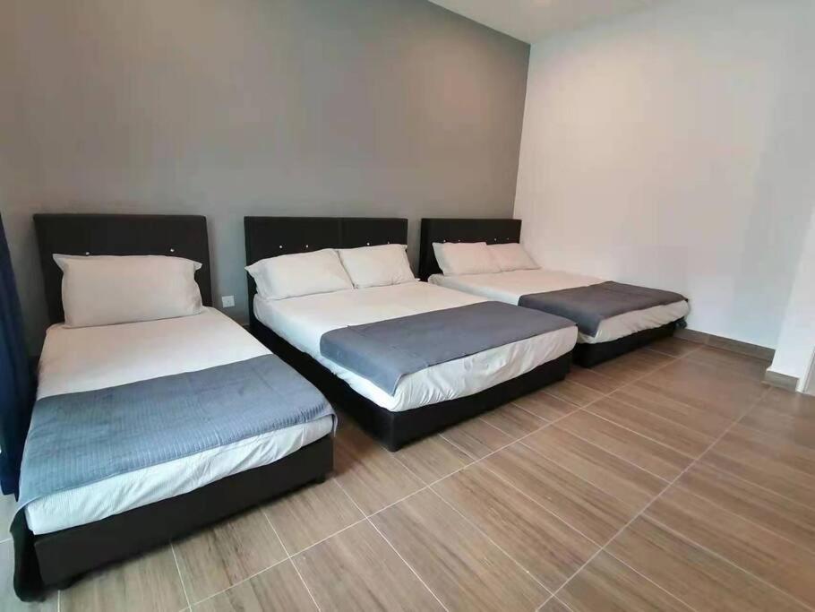 Cameron top31 golden hills night market homestay photo 5