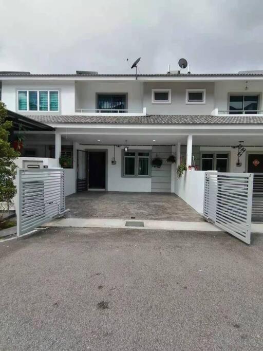 Cameron top31 golden hills night market homestay