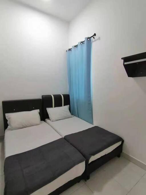 Cameron top31 golden hills night market homestay