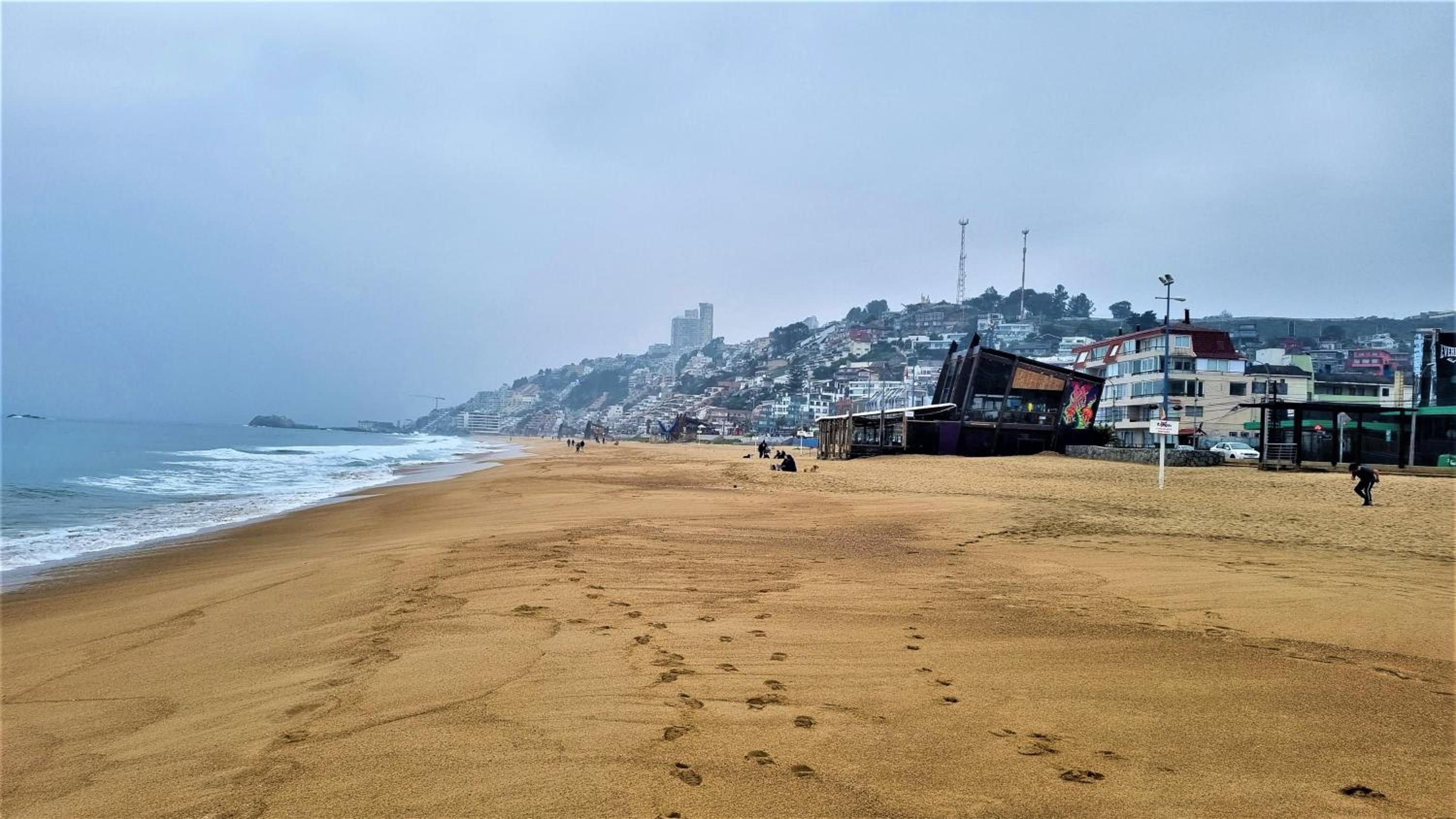 Familiar y renovado departamento a pasos de playa