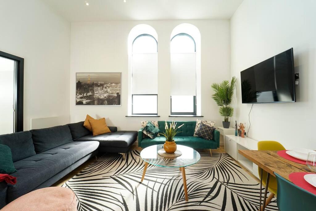 Spacious 2 bedroom city centre apartment view 3