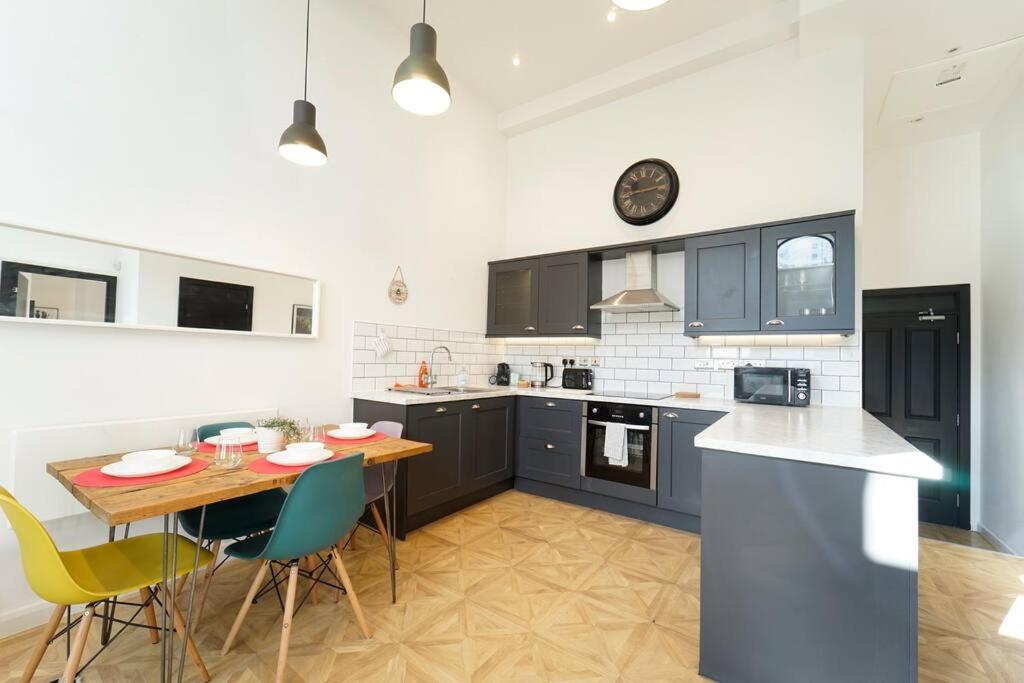 Spacious 2 bedroom city centre apartment view 2