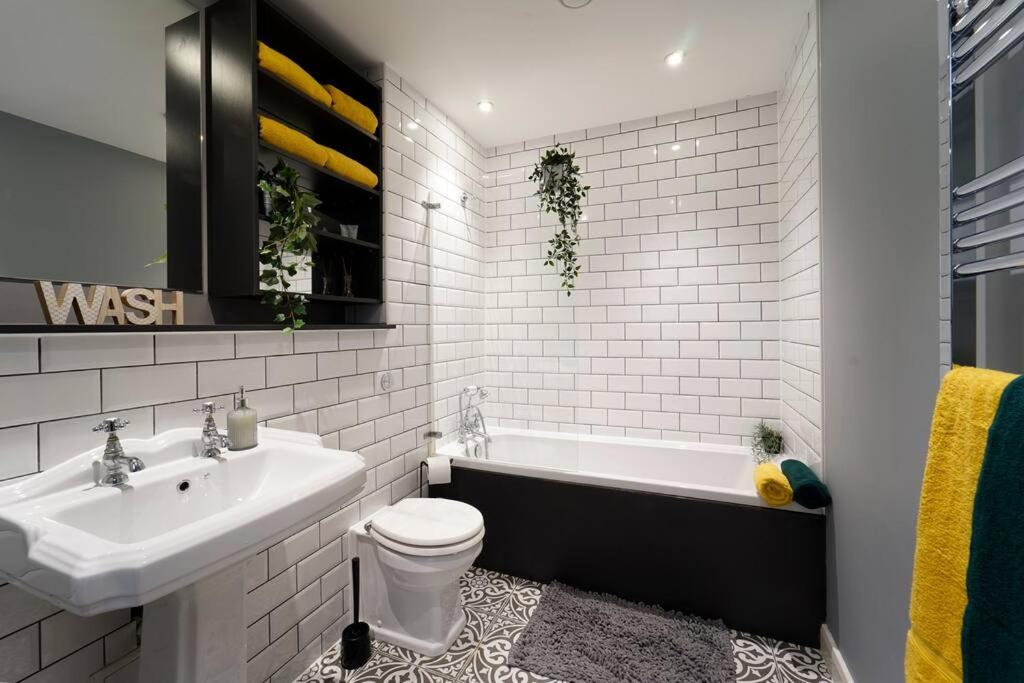 Spacious 2 bedroom city centre apartment view 5