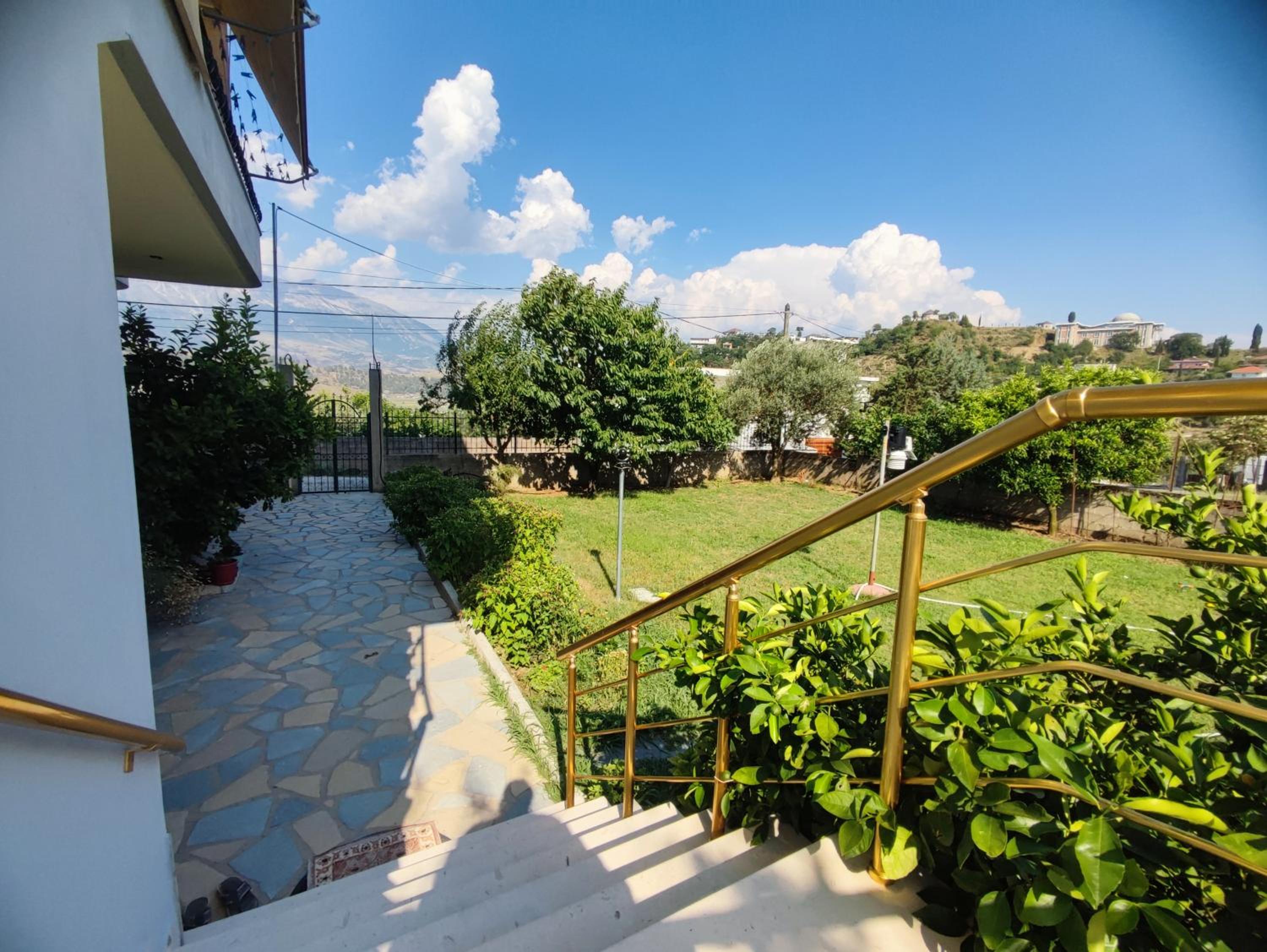 Cheerful 2 bedroom villa with free parking.
