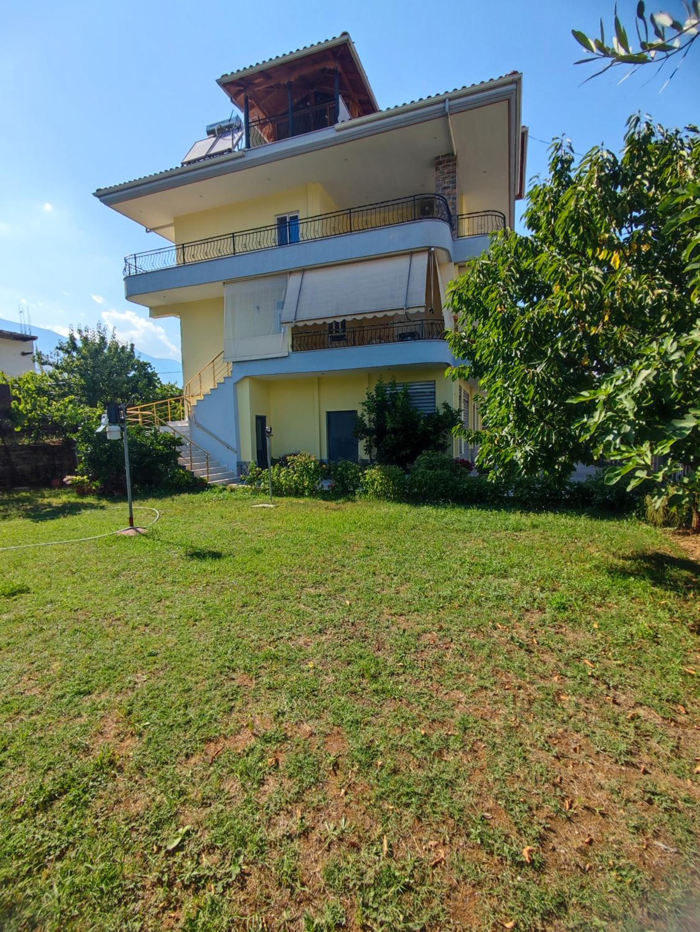 Cheerful 2 bedroom villa with free parking.