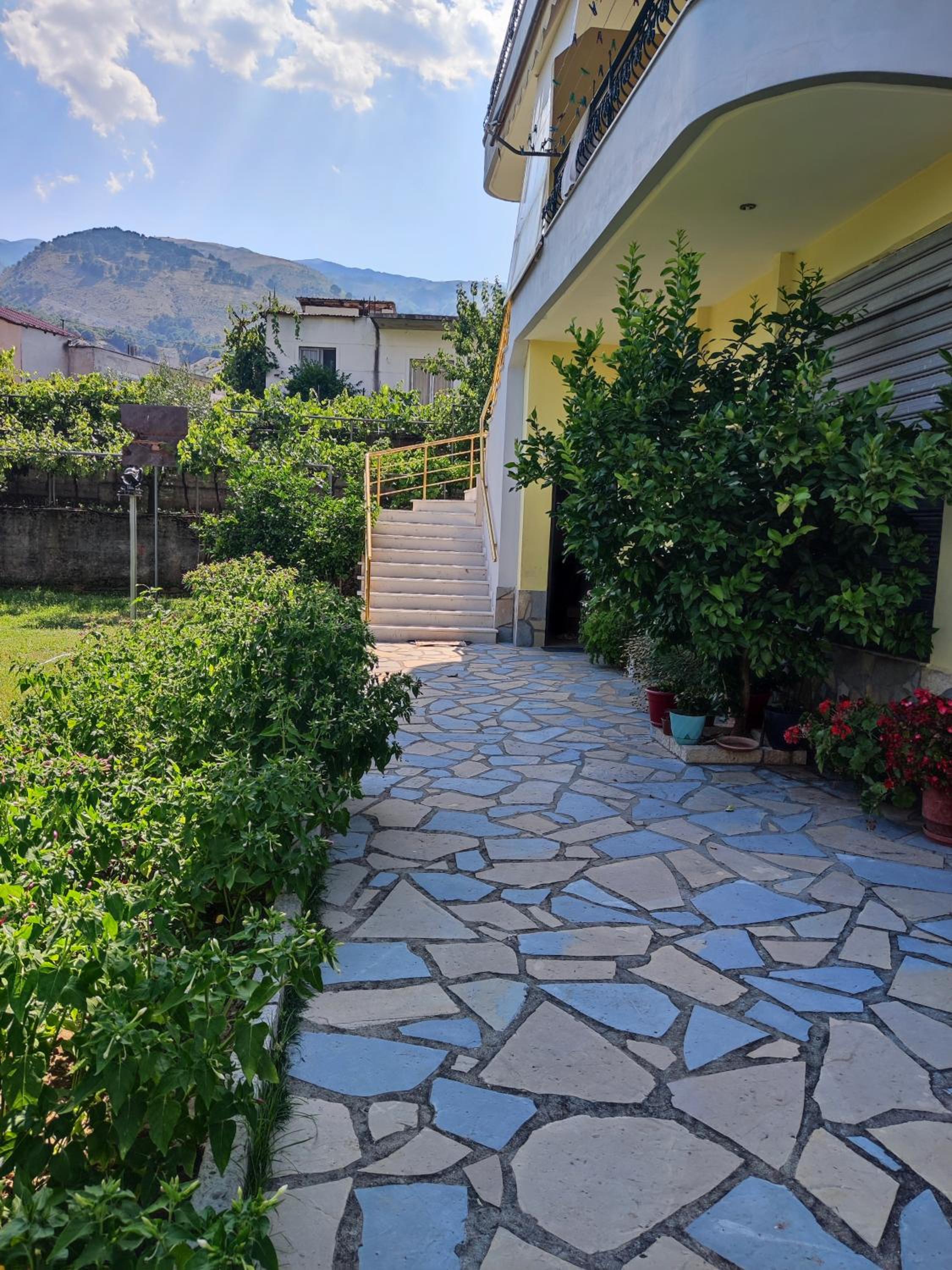 Cheerful 2 bedroom villa with free parking.