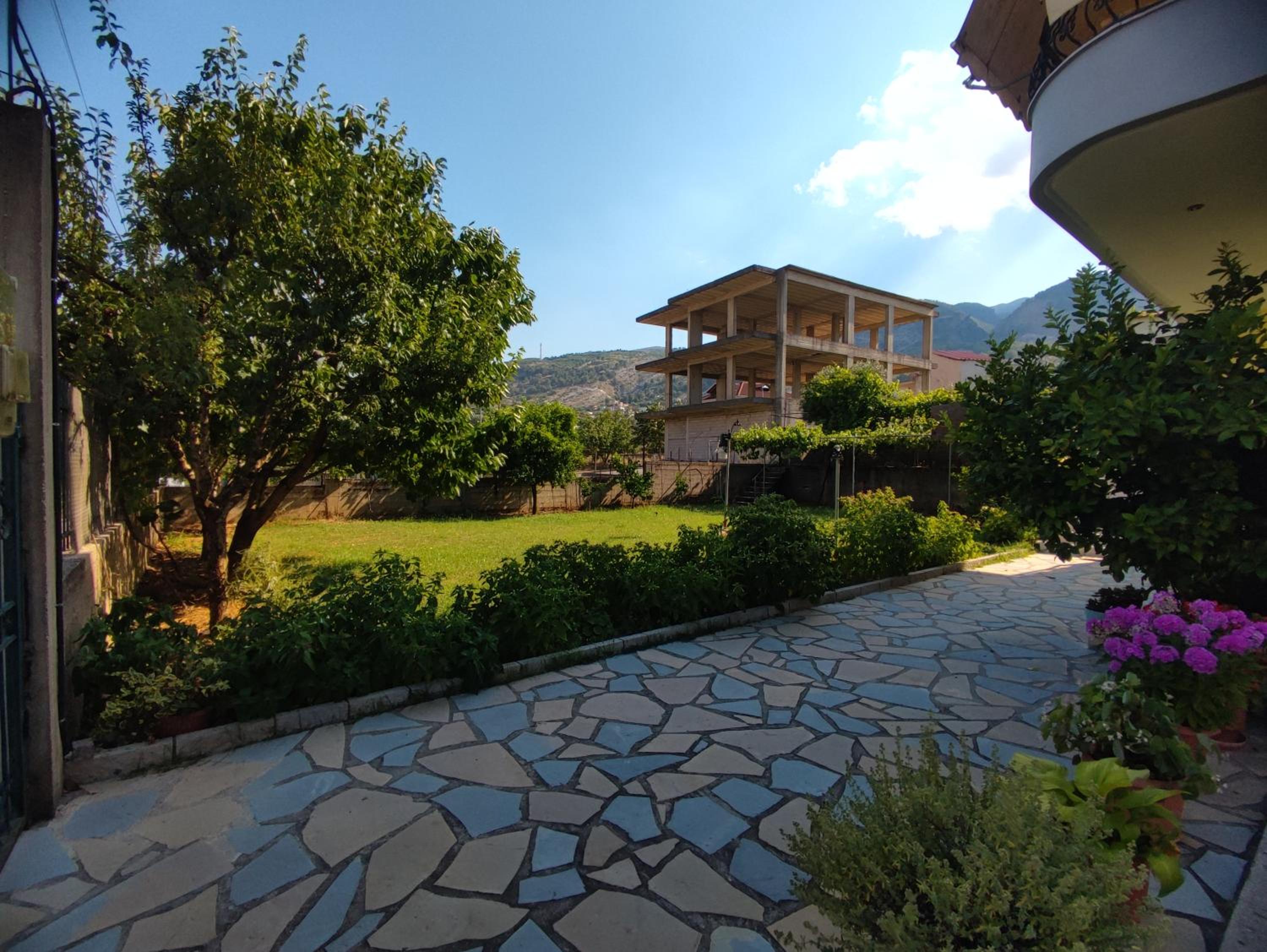 Cheerful 2 bedroom villa with free parking.