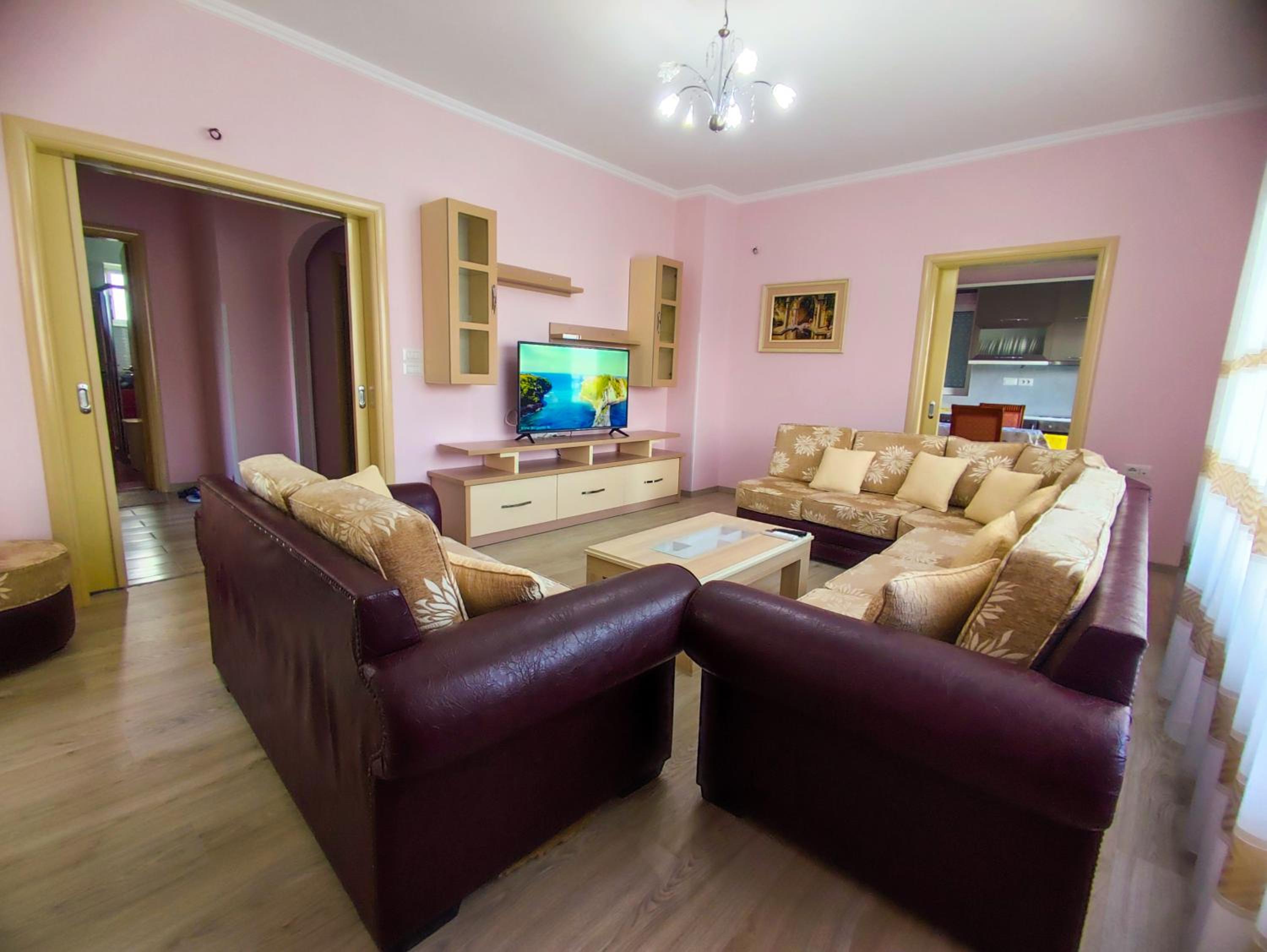 Cheerful 2 bedroom villa with free parking. photo 2