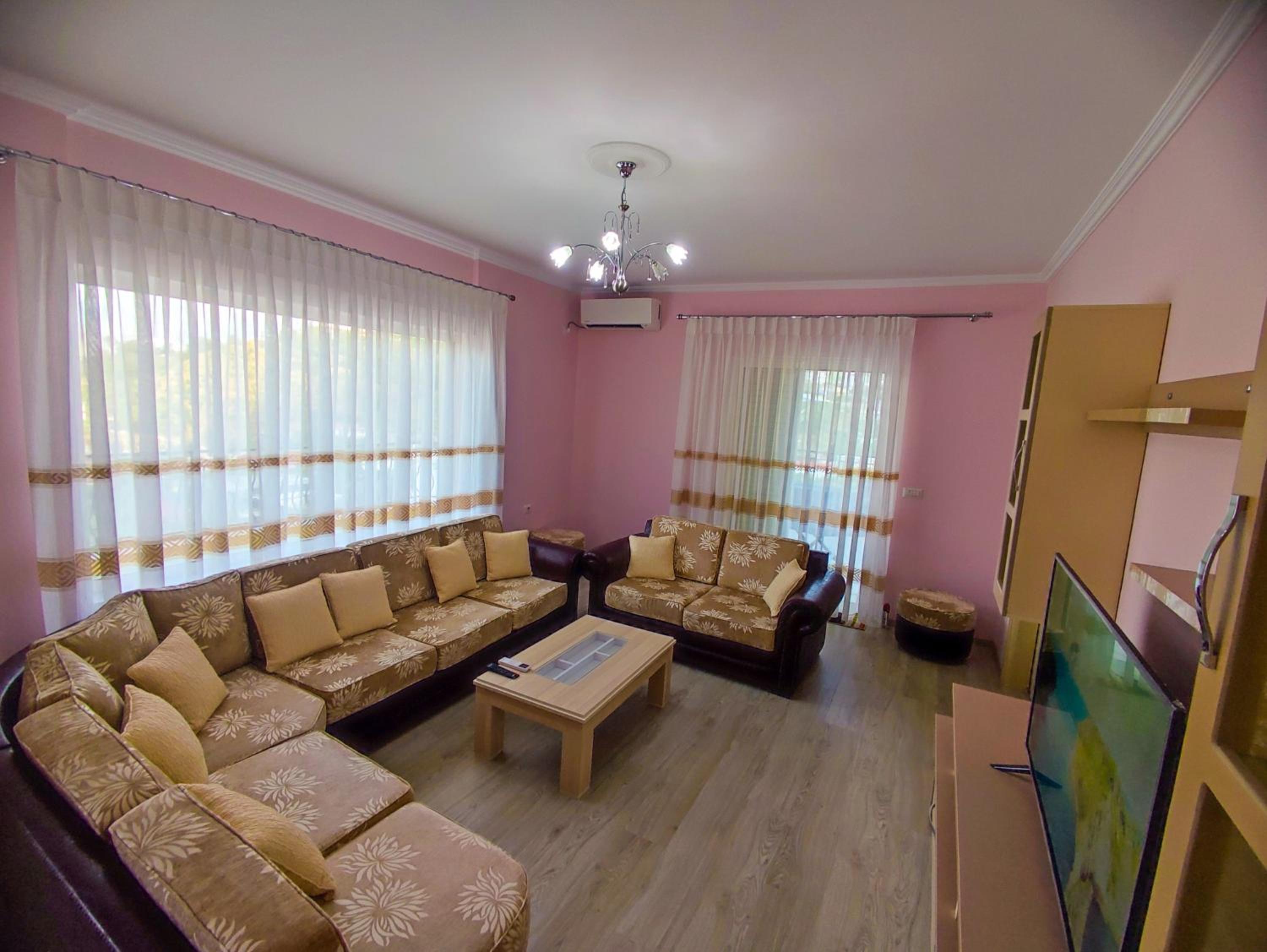 Cheerful 2 bedroom villa with free parking.
