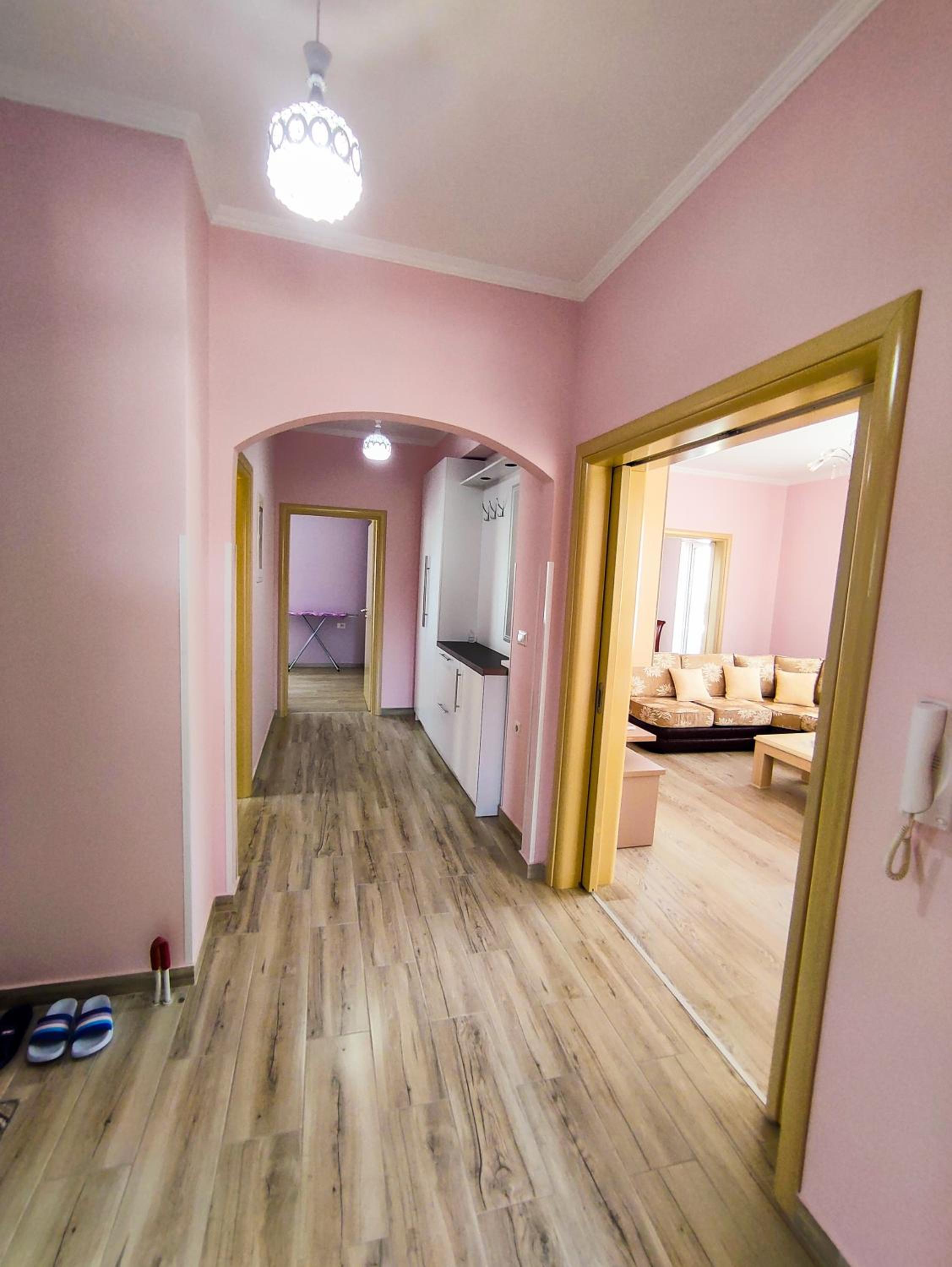 Cheerful 2 bedroom villa with free parking.