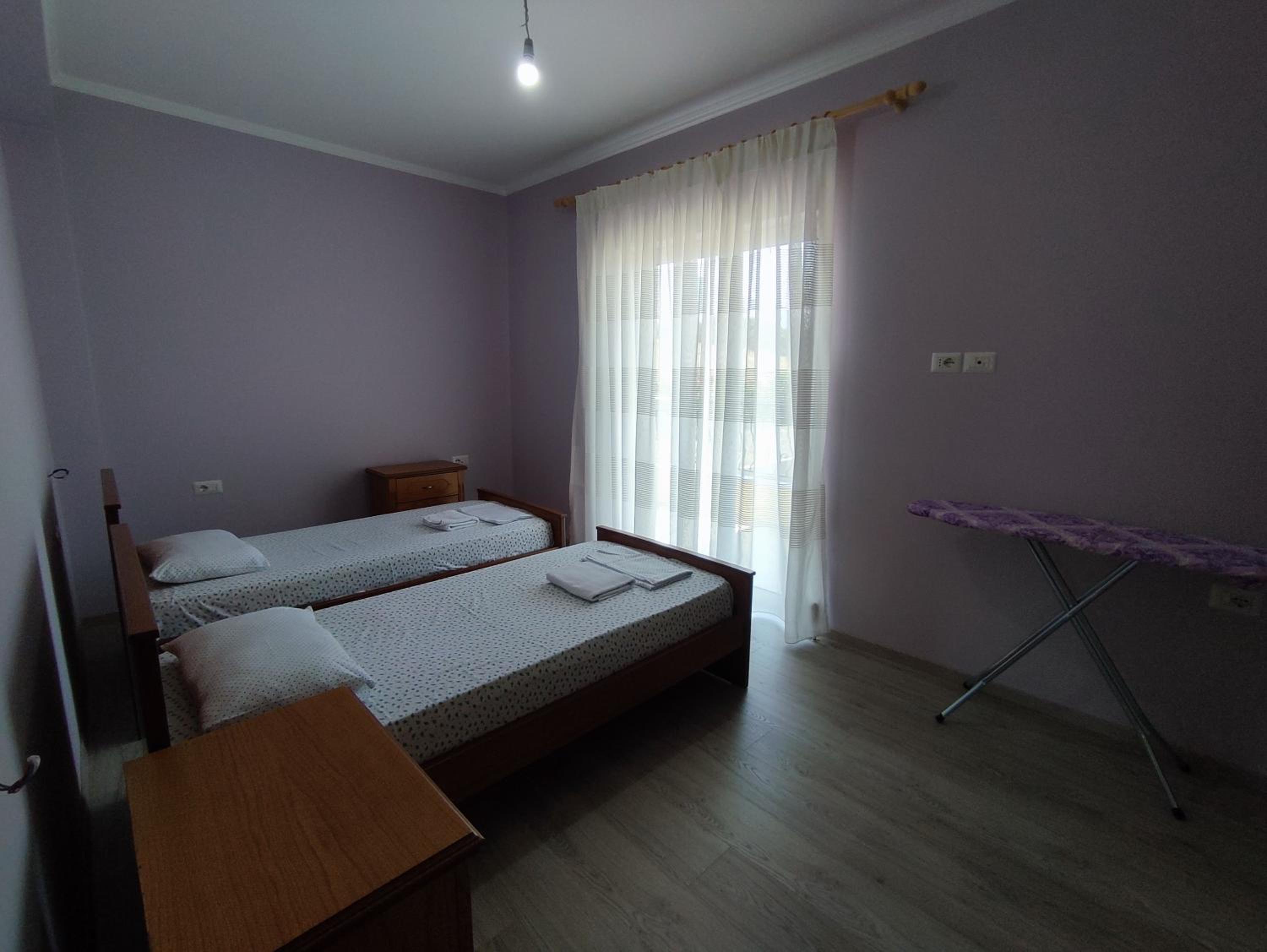 Cheerful 2 bedroom villa with free parking.