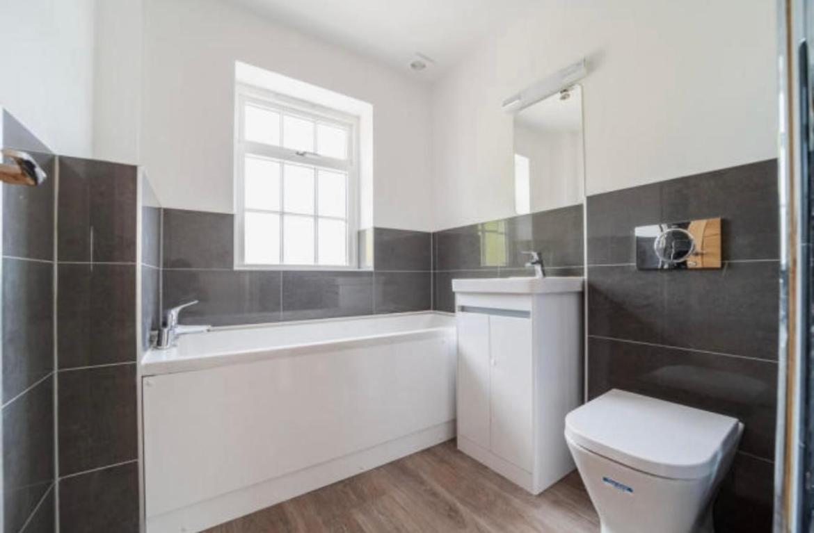 Stunning New Townhouse in the Heart of Warwick view 5