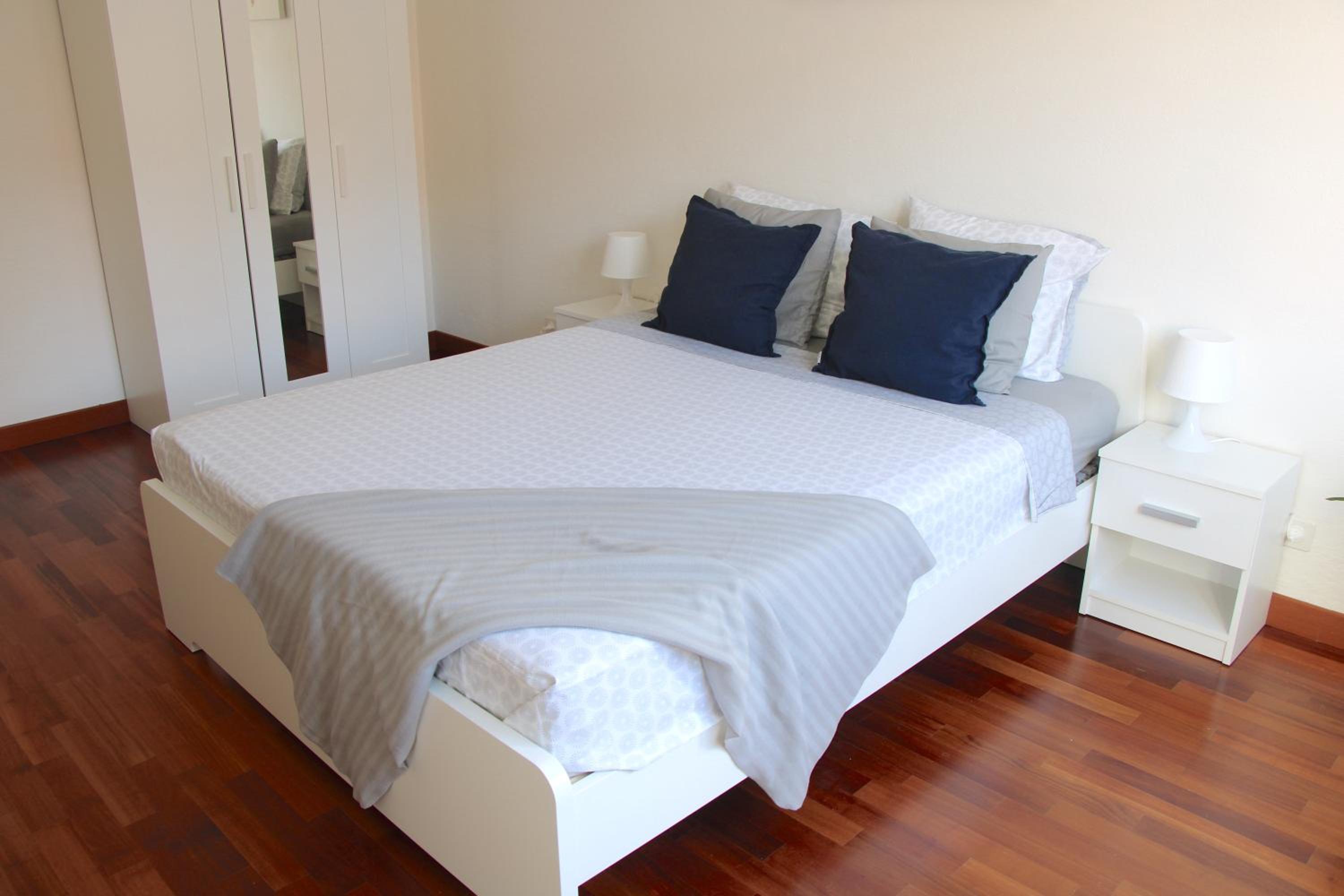 Cozy apartment with Free Parking & close to Lake view 3