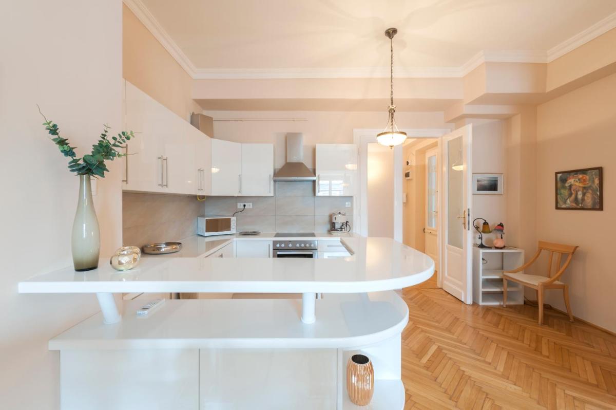 OPERA & BASILICA 2 BEDROOMS WITH BALCONY view 3