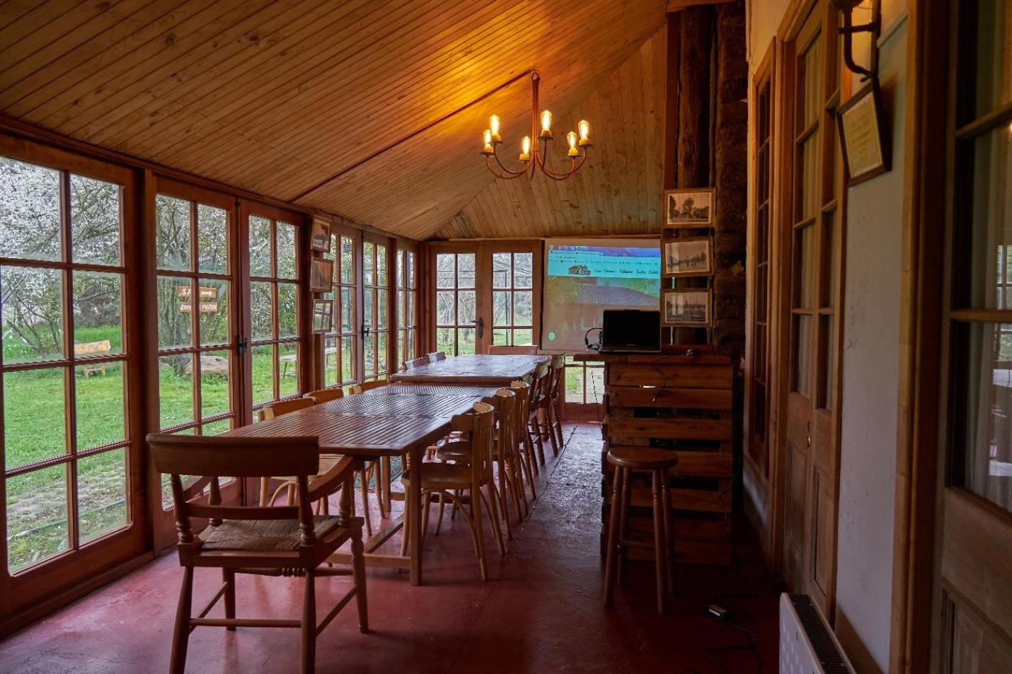 La Casa de Adobe Natural y Más