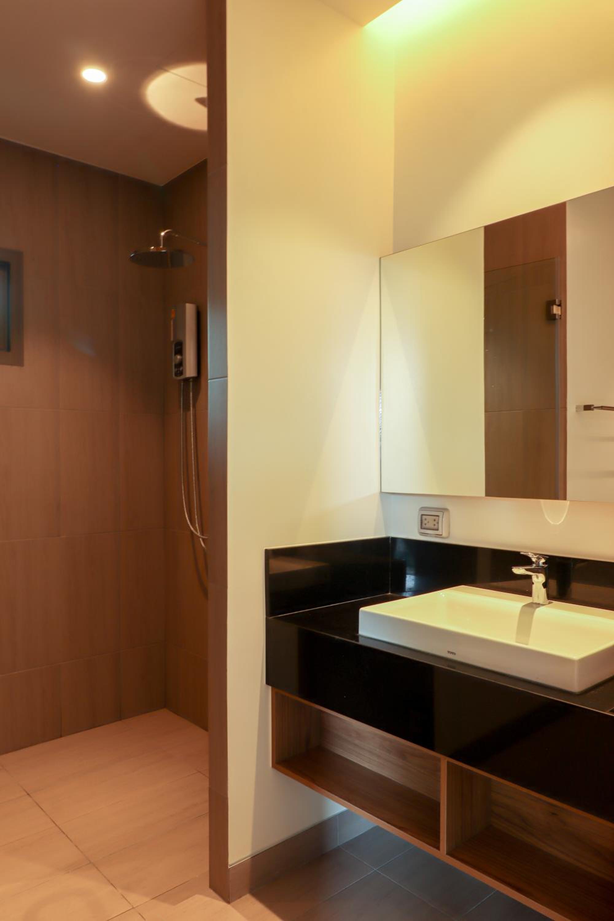 Shambhala grand villa by Cozy Lake view 5