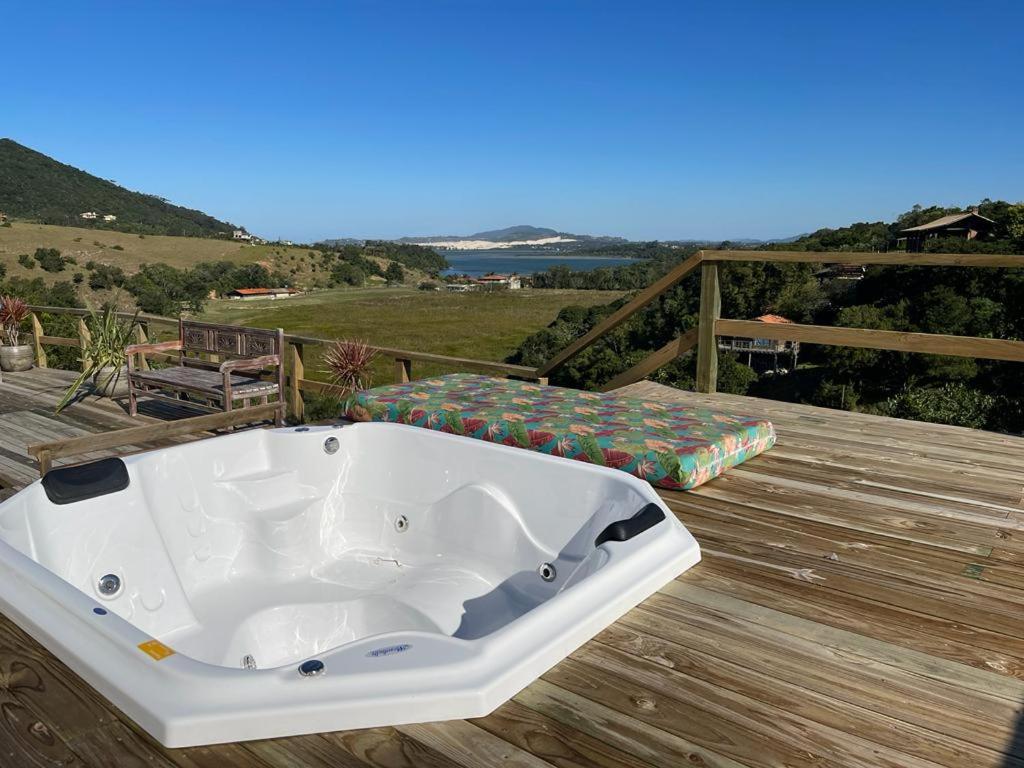 Villa Santorini Praia do Rosa com piscina e jacuzzi